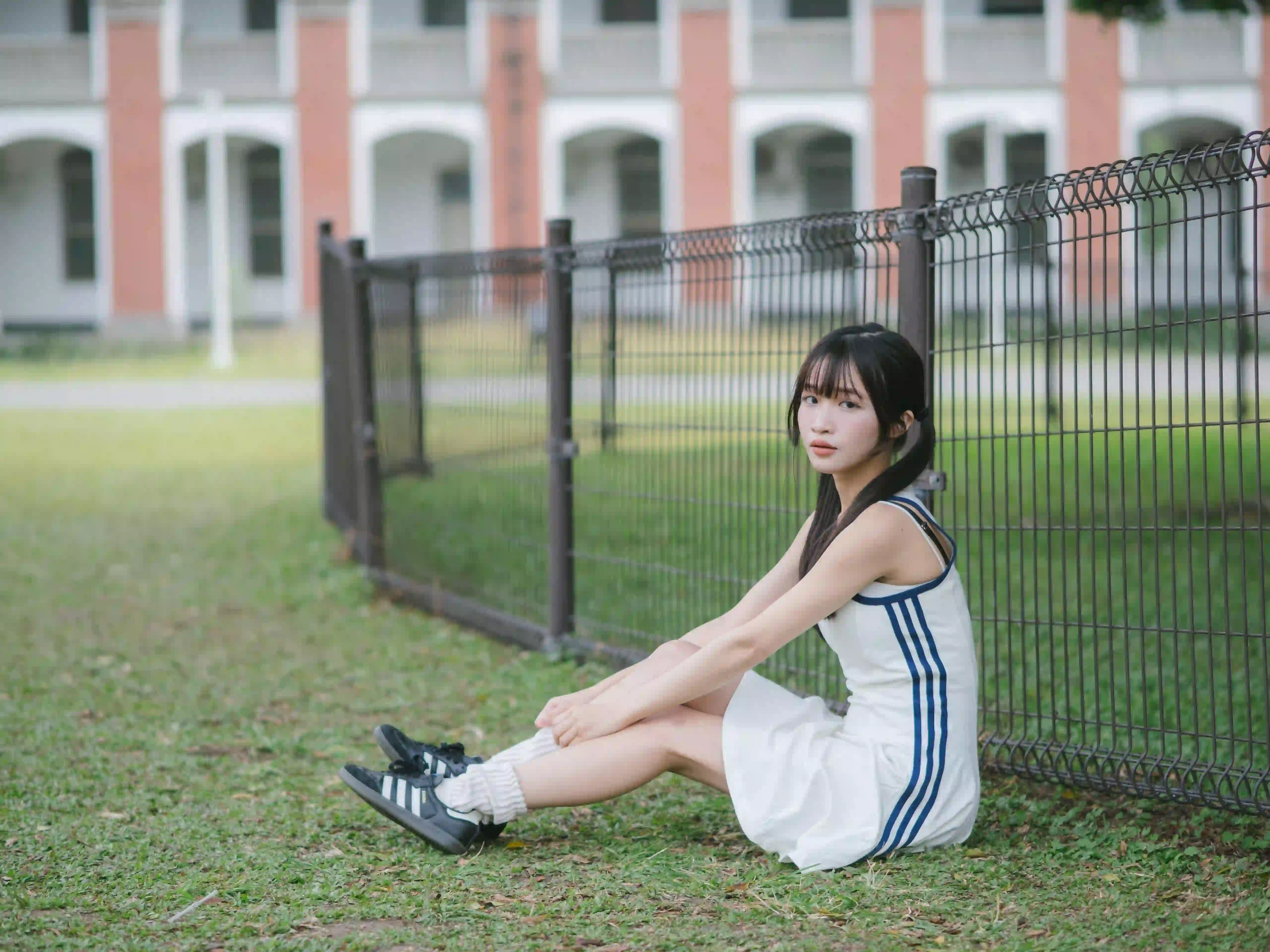 双马尾女孩 长腿美女 绿色草坪