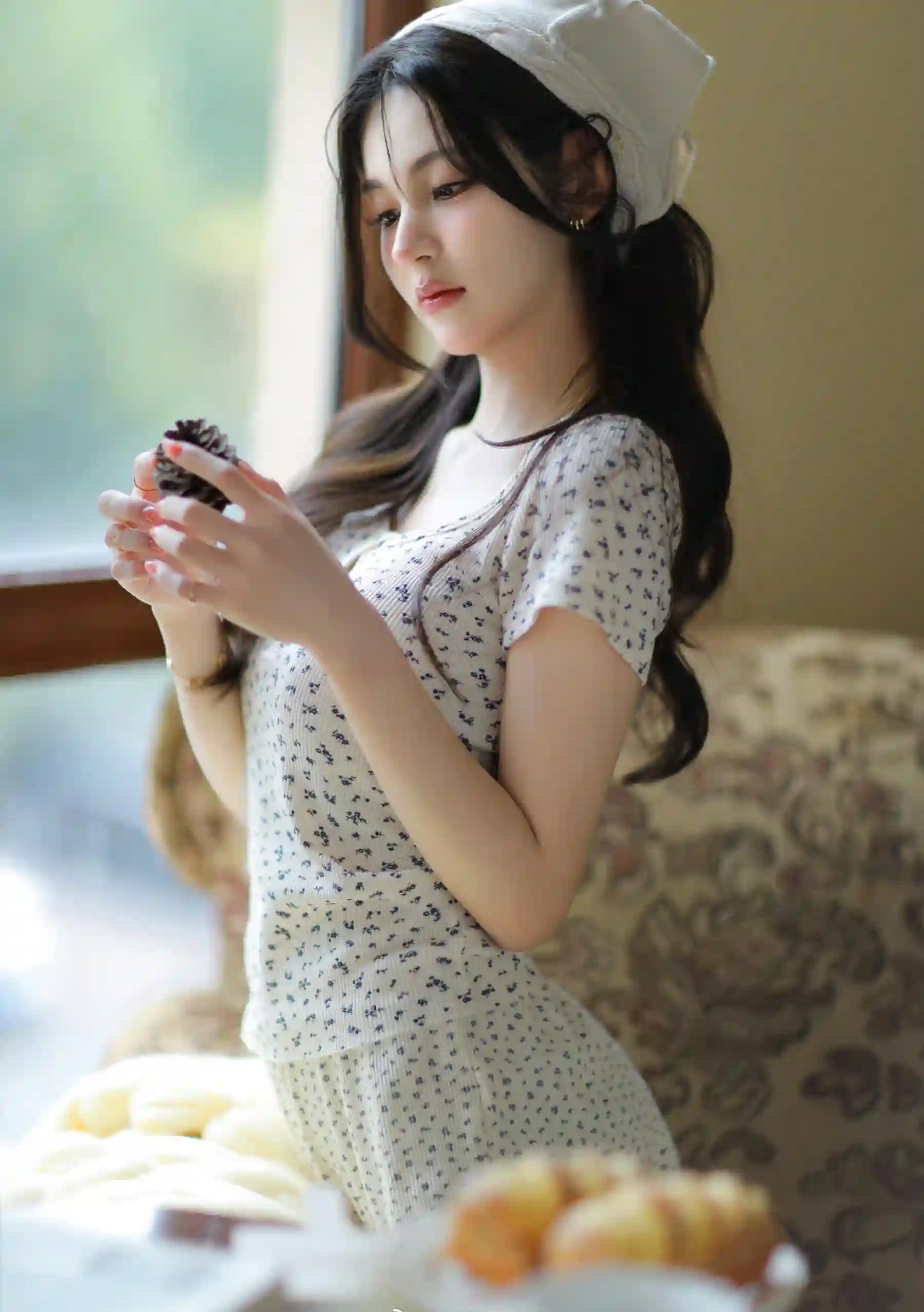 长发白帽美女 斑点裙 可爱美女 居家写真 糕点