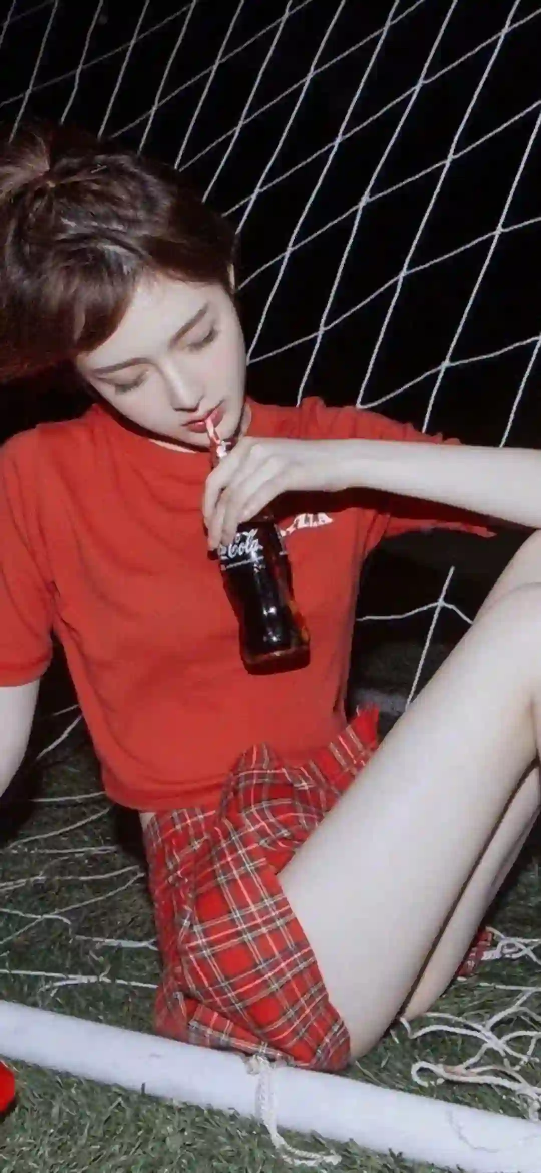 红色 喝可乐的长腿女孩