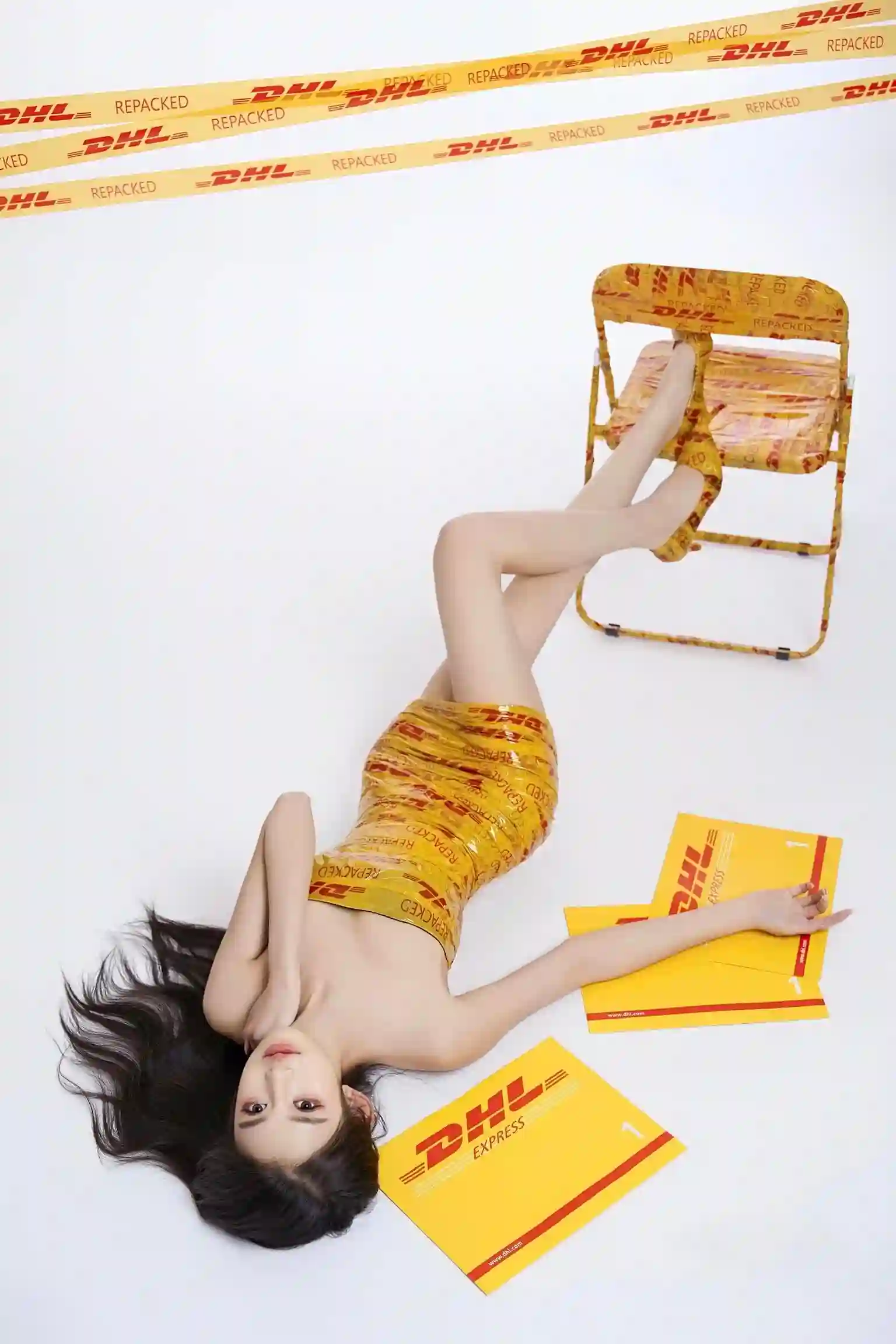 长发美女 个性穿搭 黄色胶带 白色背景