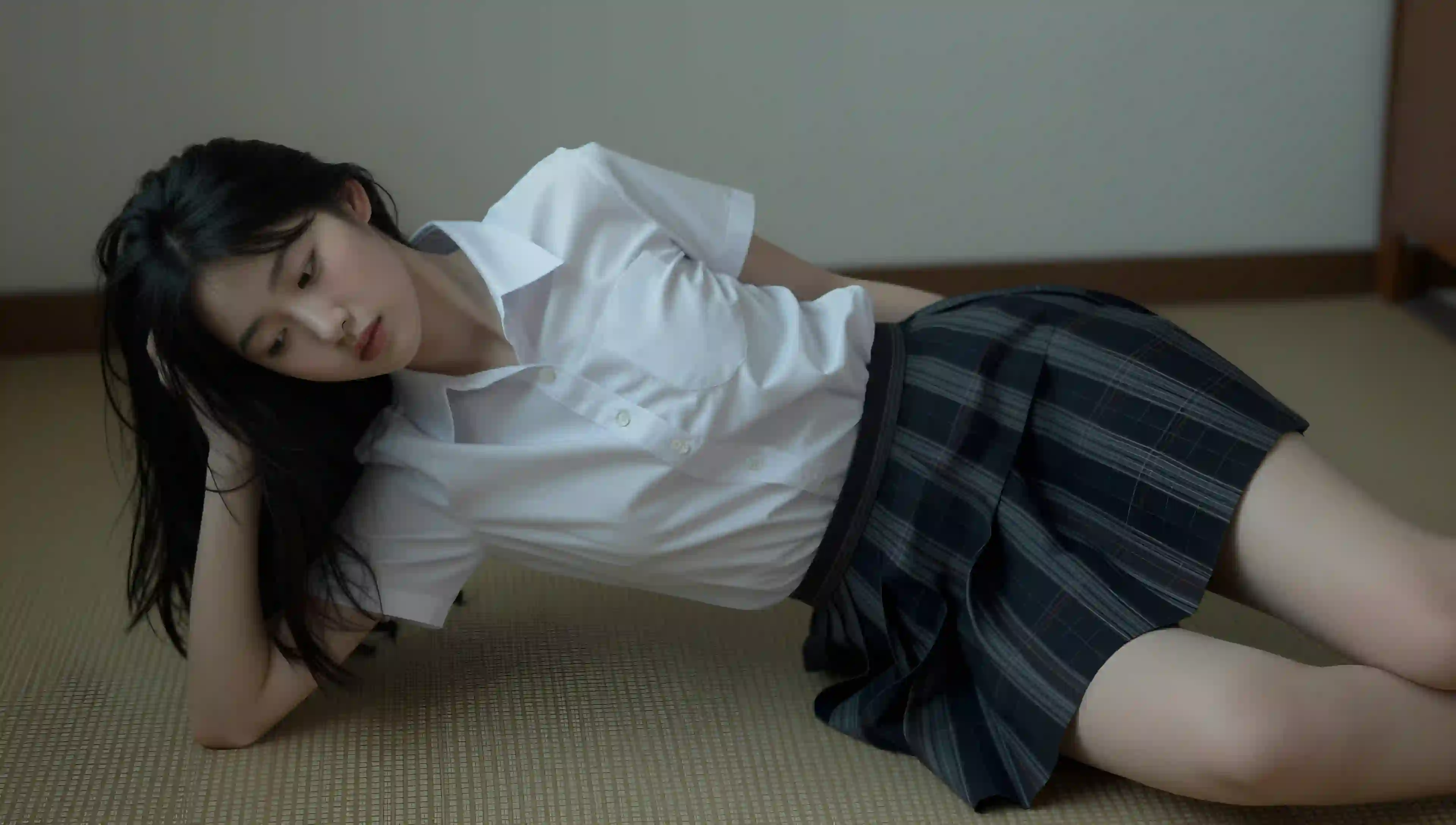 少女 格纹裙 白衬衫 侧卧 榻榻米