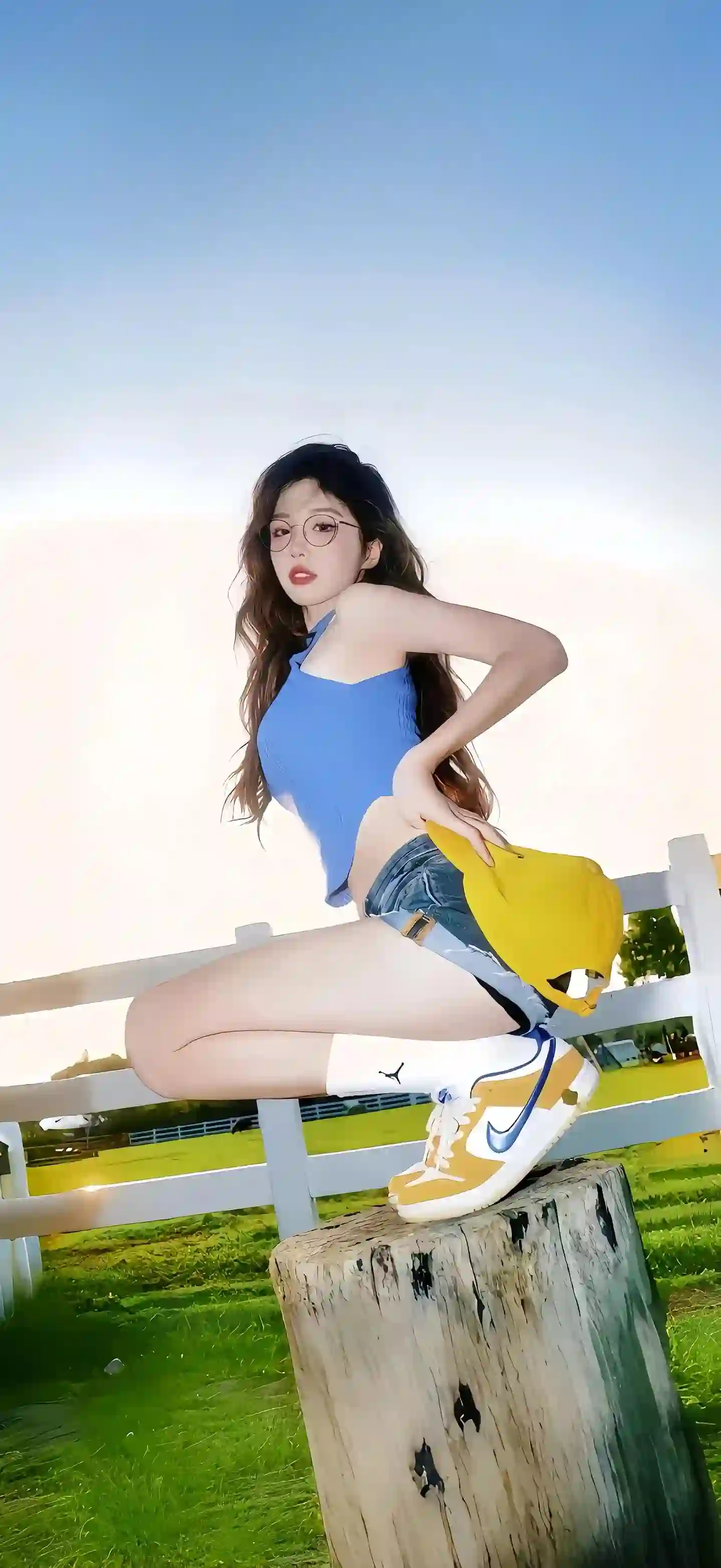 休闲穿搭 户外 可爱 甜美 蓝色衣服 蓝天 黄色帽子