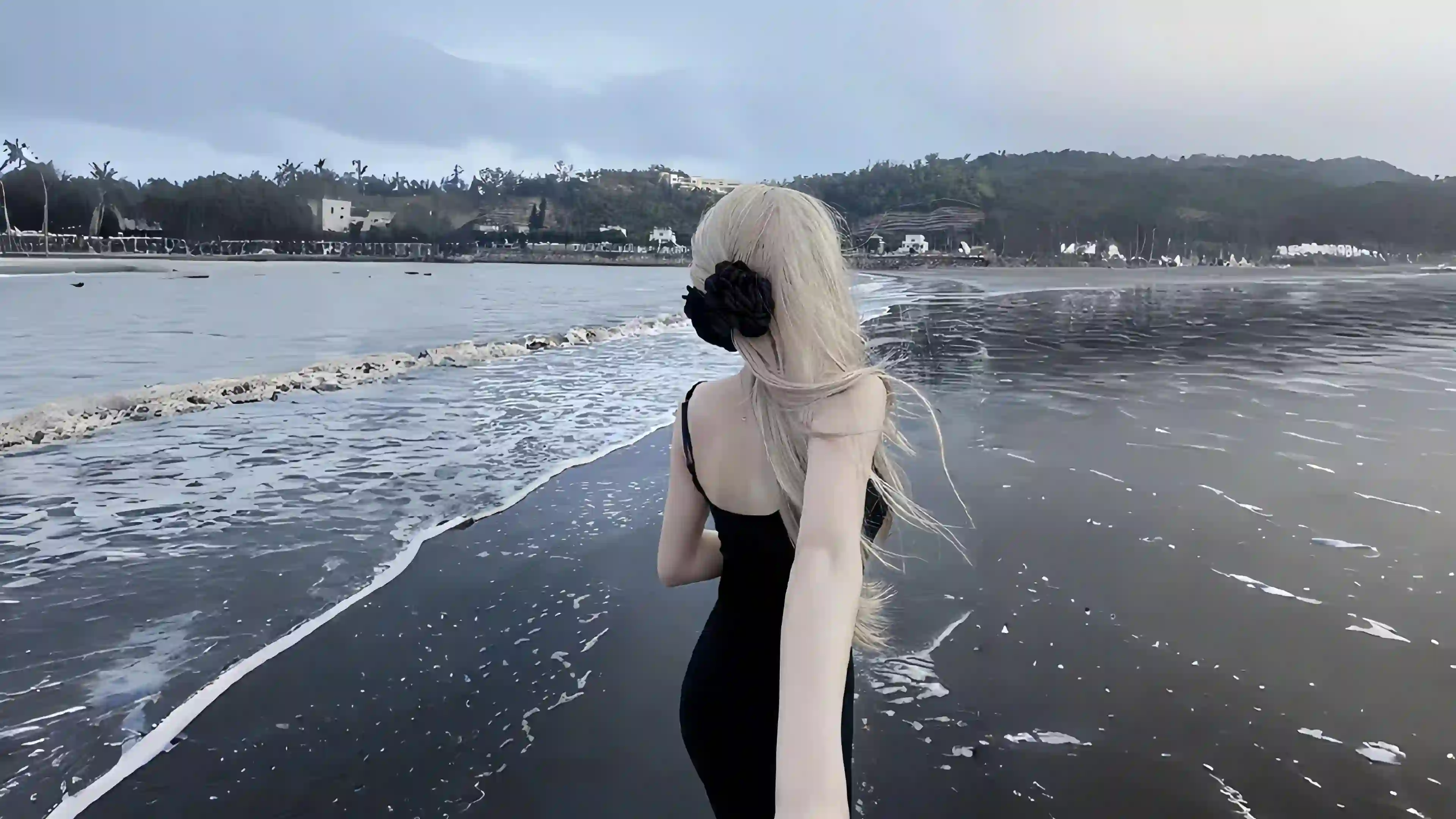 海滩背影 金发女子 黑色泳衣 海边风景 浪花 海岸线