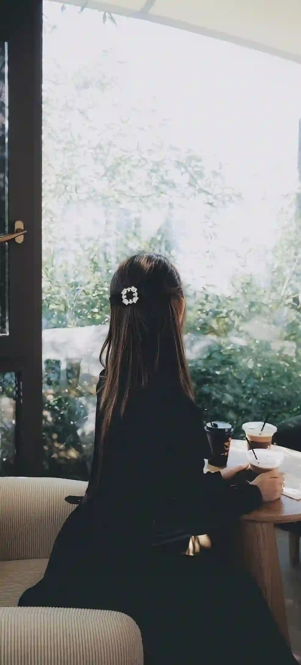 长发女孩 咖啡馆 背影 窗边 喝咖啡 安静氛围
