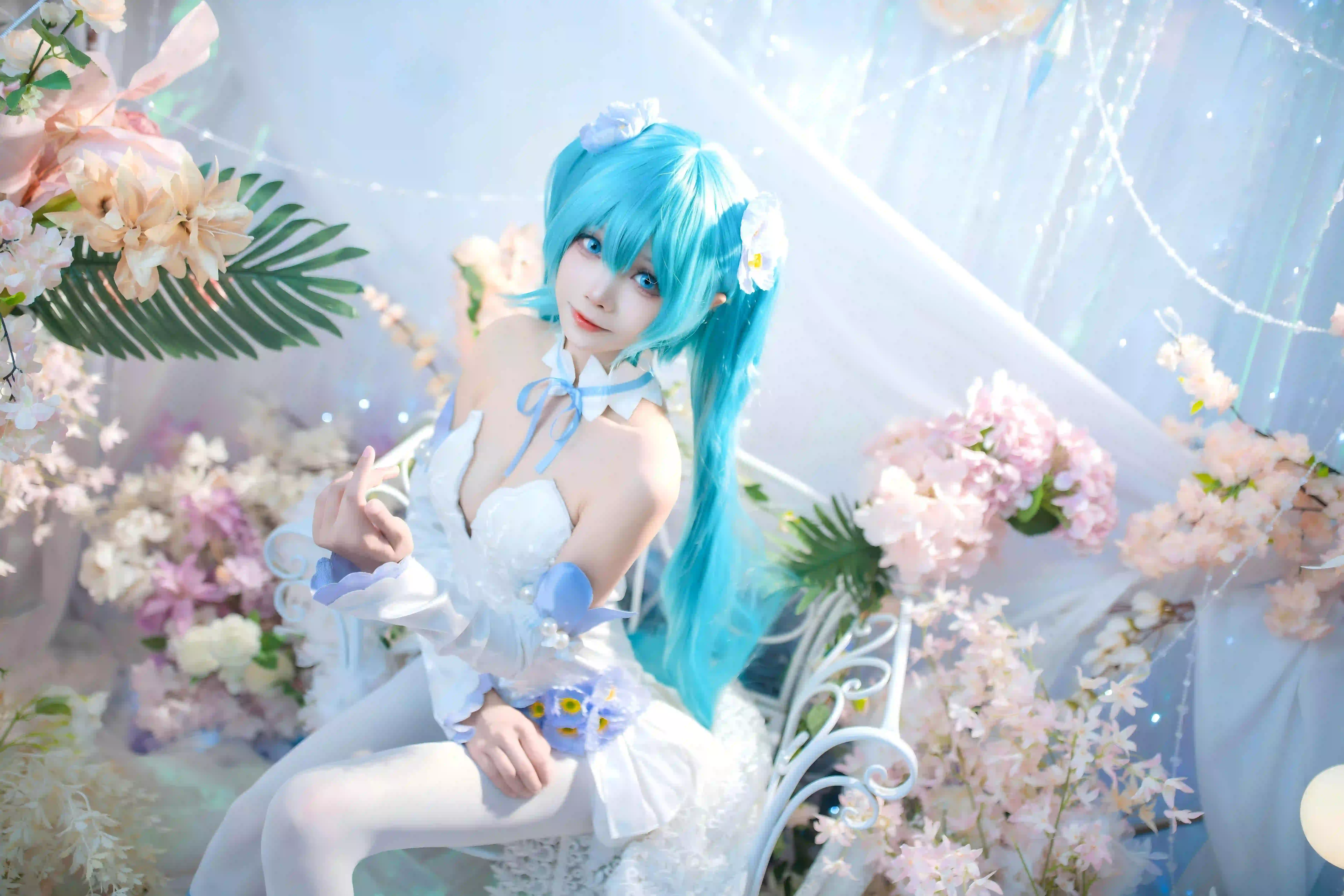蓝色头发 初音未来Coser 白色裙子 丝袜 白色丝袜