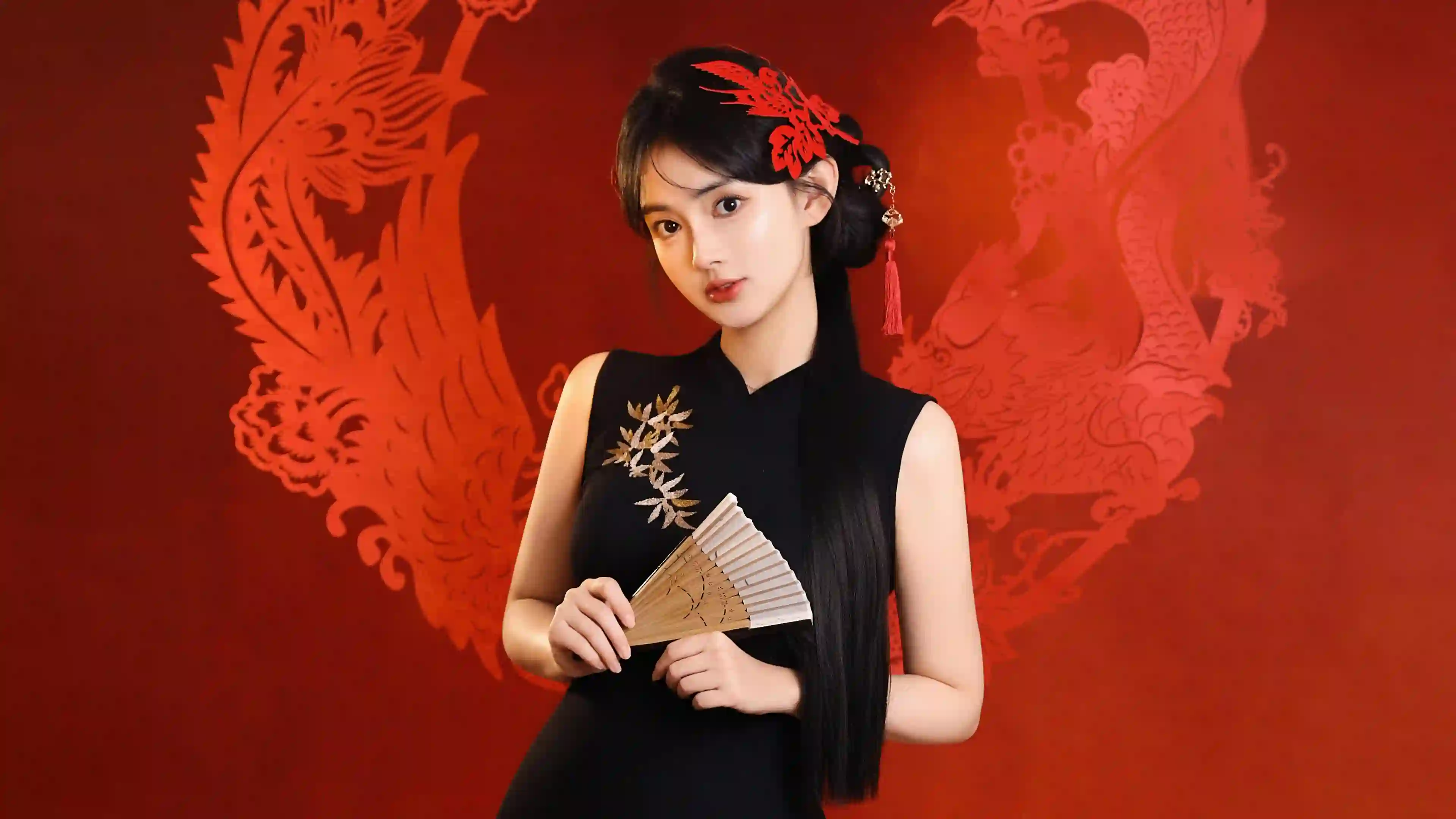 国风 红色背景 黑色旗袍 女子 折扇 凤纹 人像壁纸