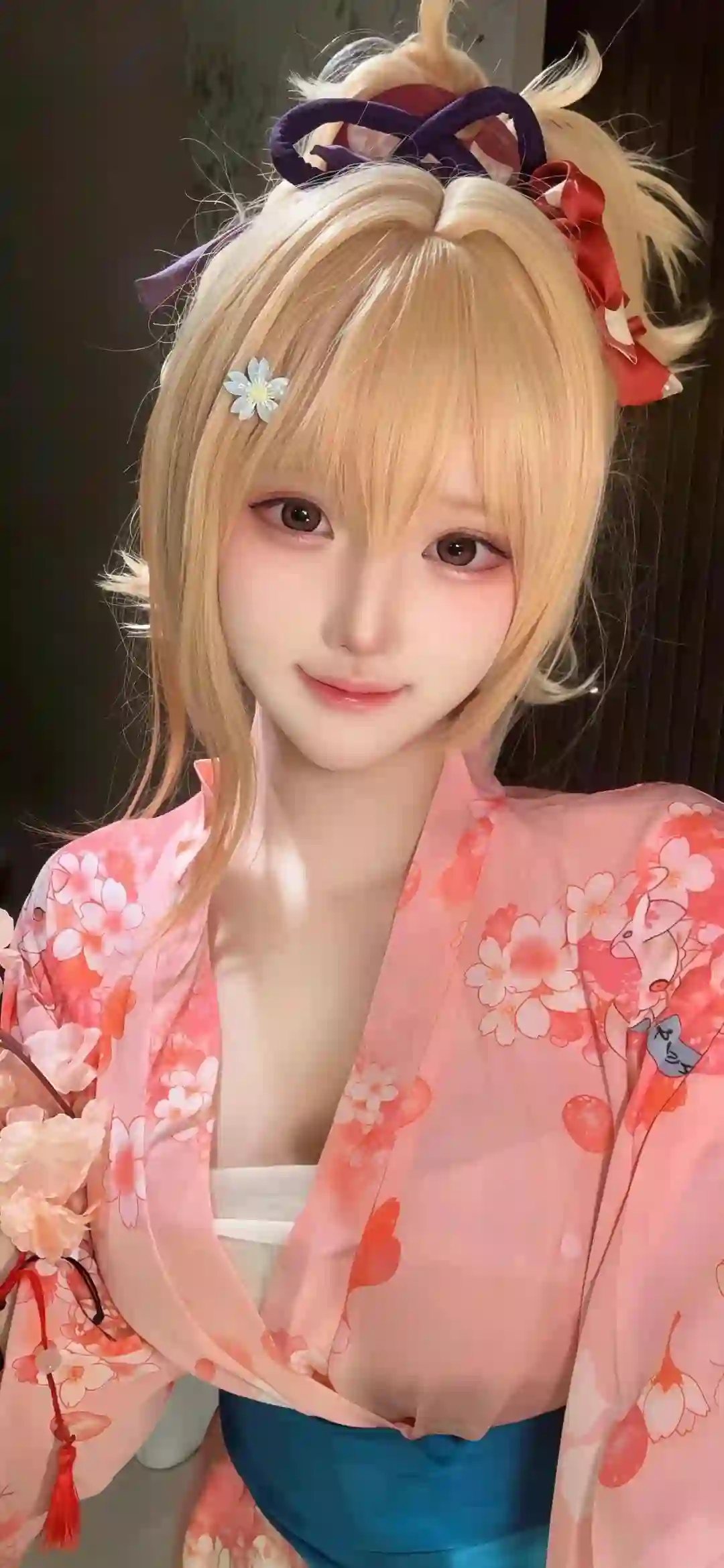 身穿和服的可爱女孩 