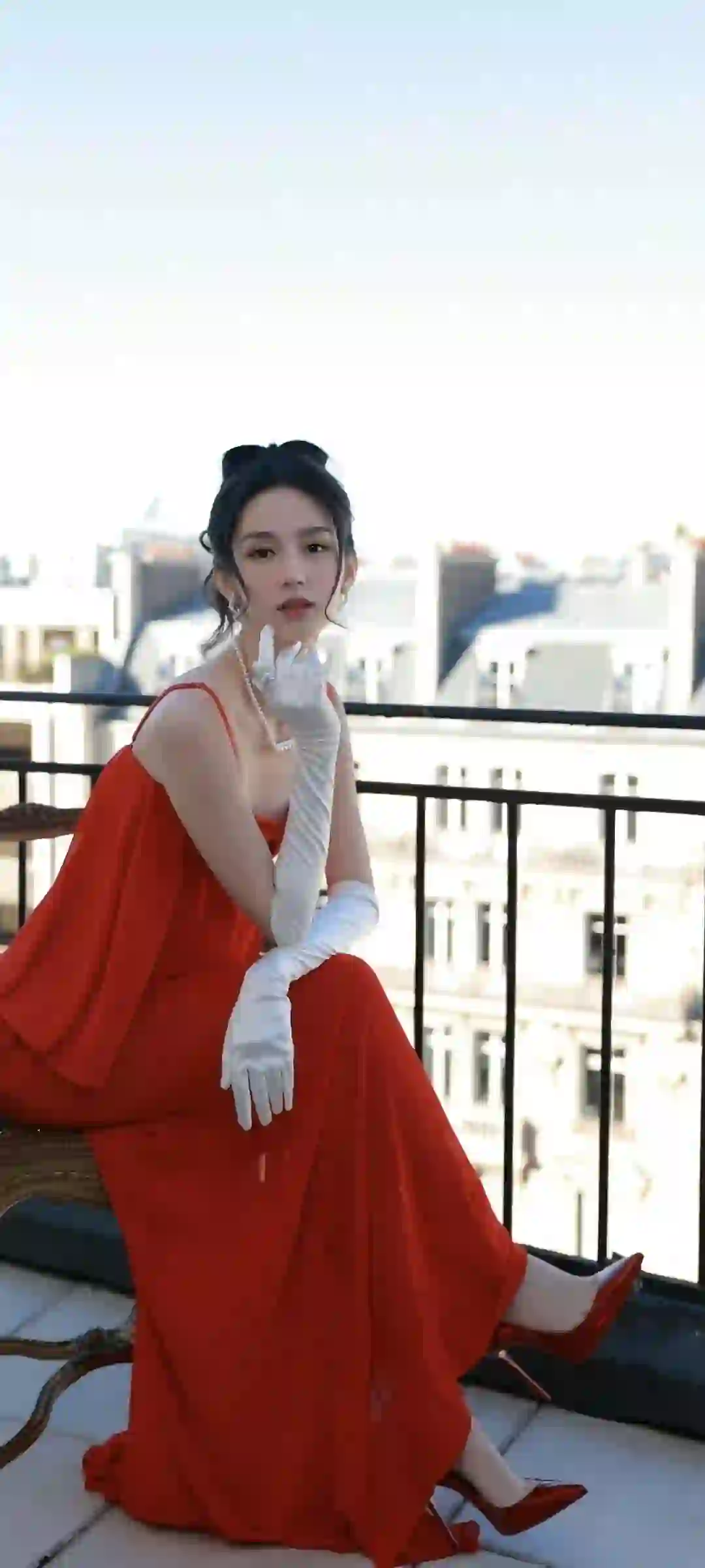 长发红裙美女 周也 红色吊带裙 性感美女 珍珠项链 写真