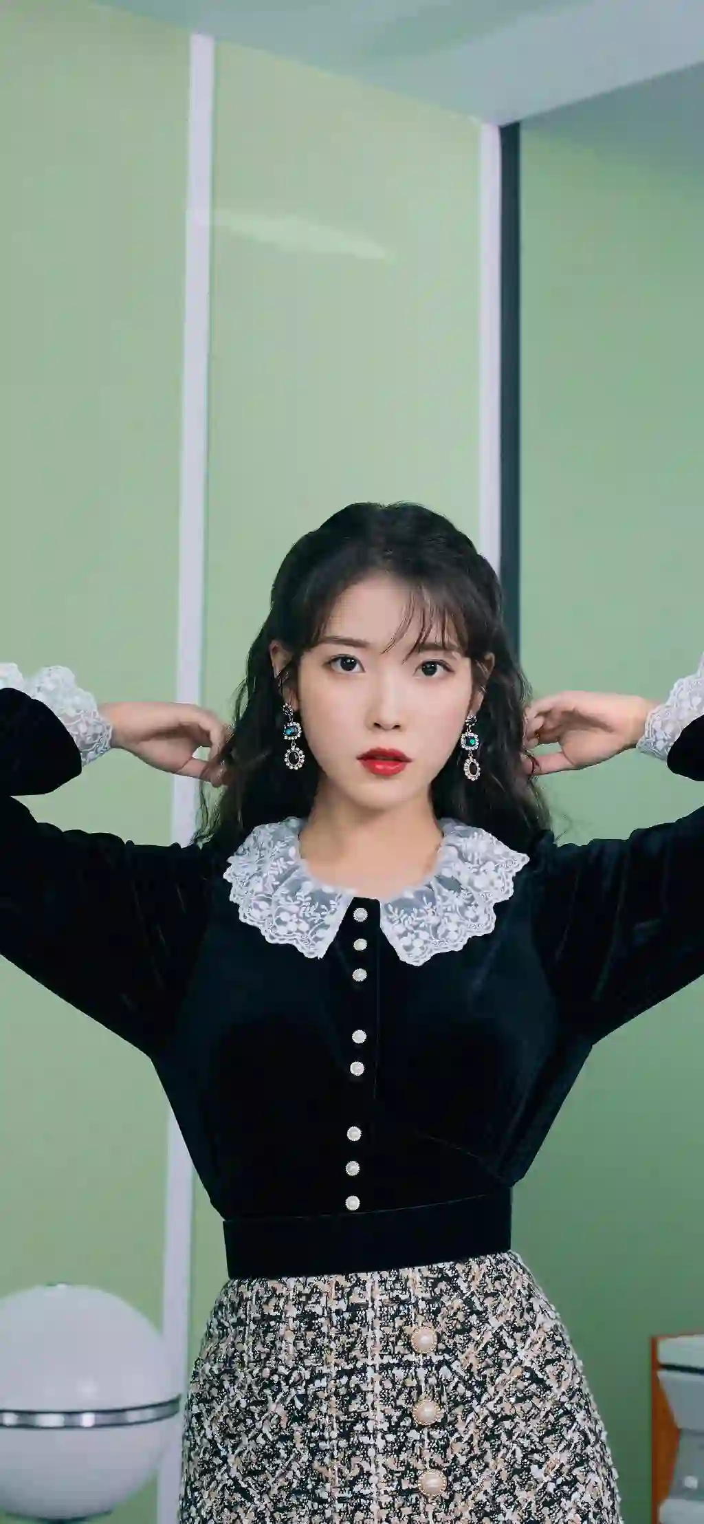 韩国明星 IU 黑色衣服