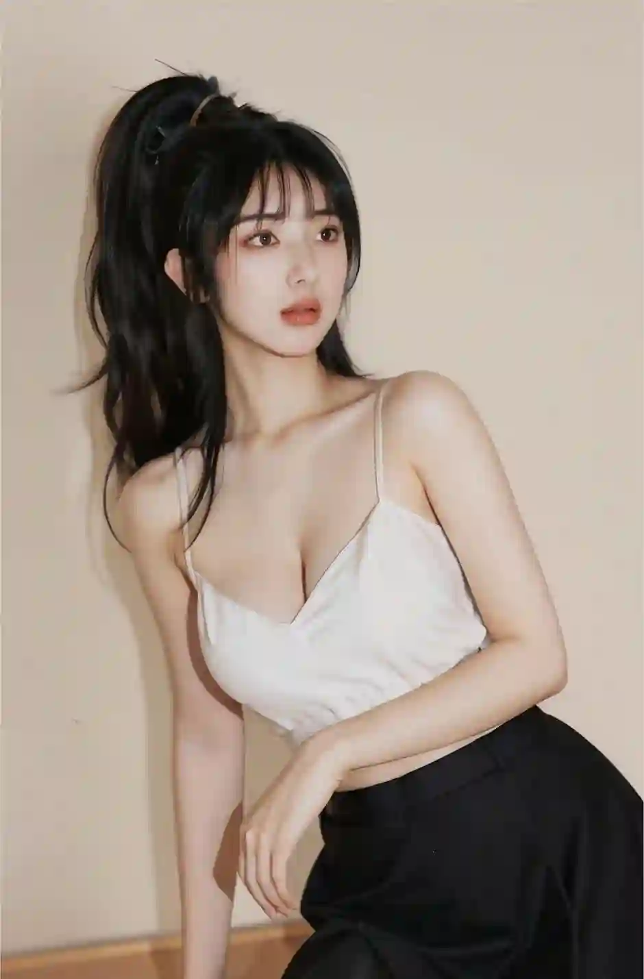 长发美女 黑丝 白色吊带装 黑色小短裙 