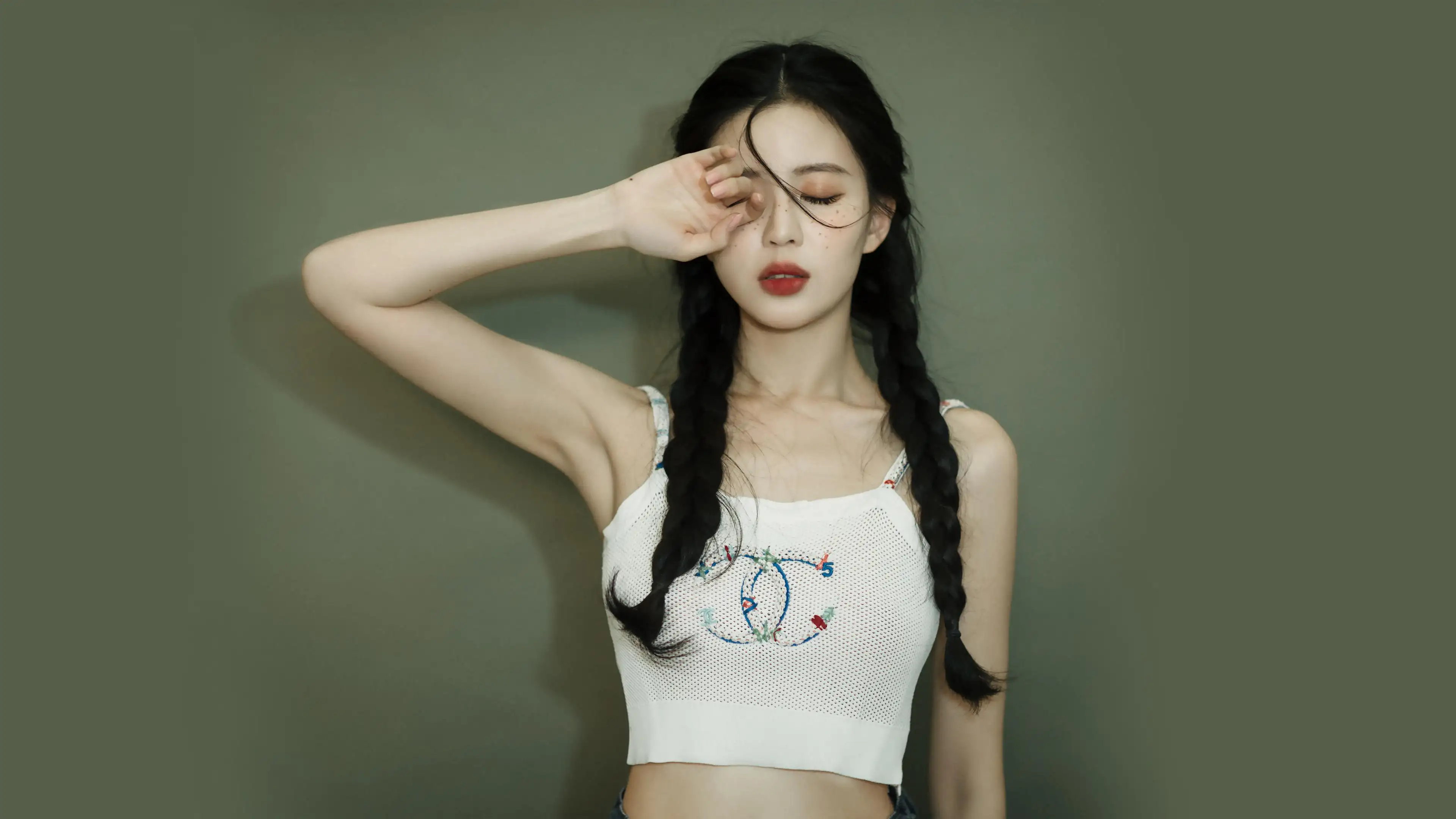 双麻花辫美女壁纸，雀斑妆，小背心，闭着眼睛的可爱美女桌面壁纸图片
