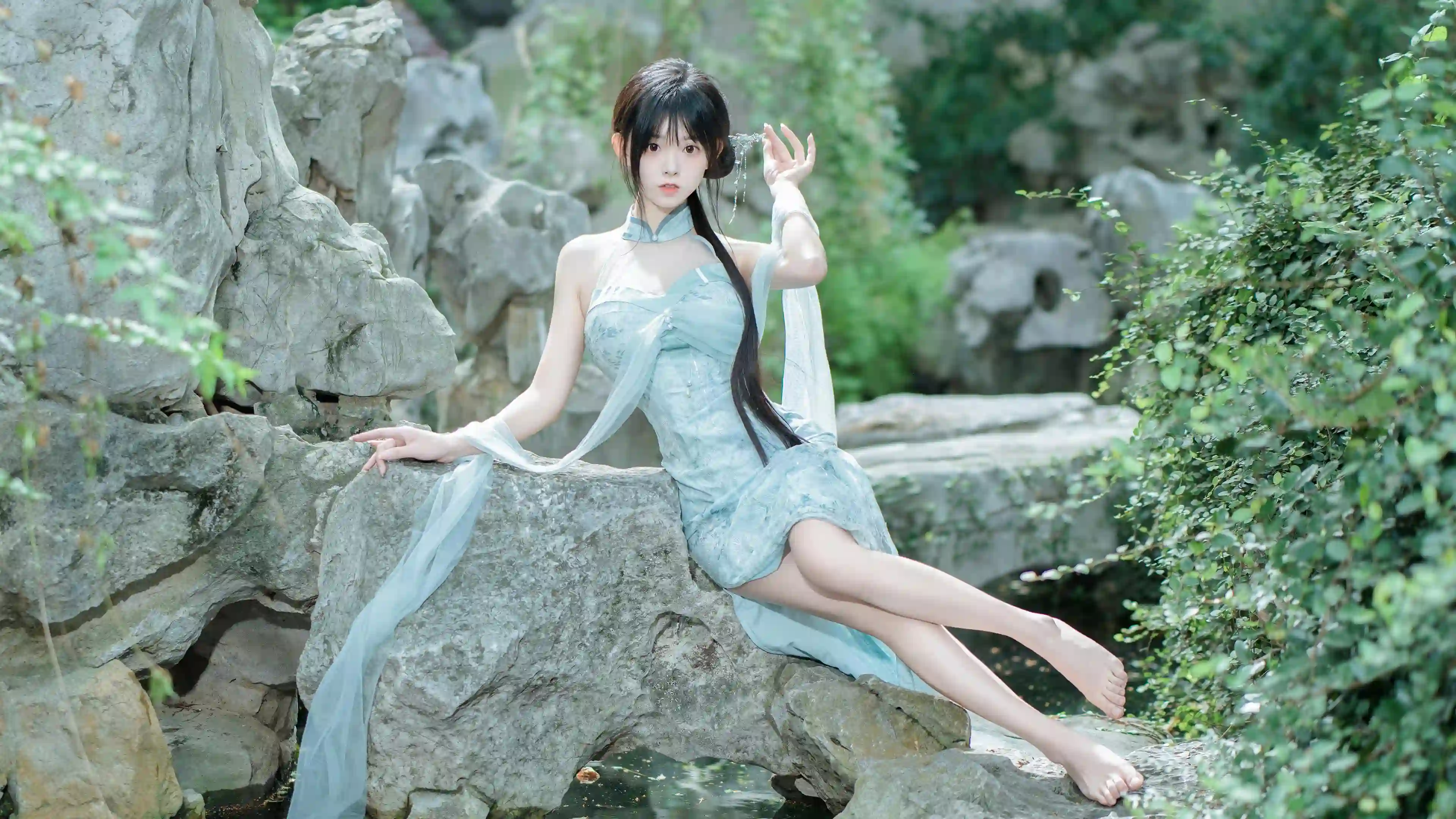 青绿汉服 仙气少女 溪石外景 古风写真 绿植