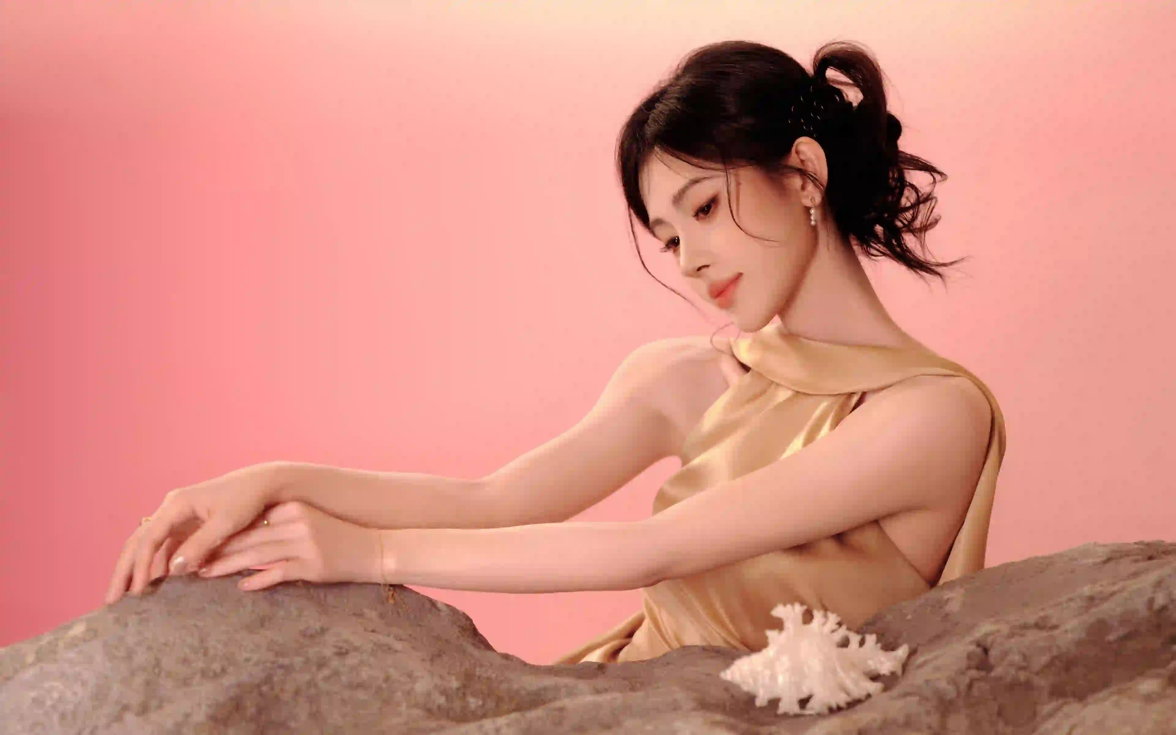 鞠婧祎 侧脸 岩石 美女4K壁纸 长发性感美女 