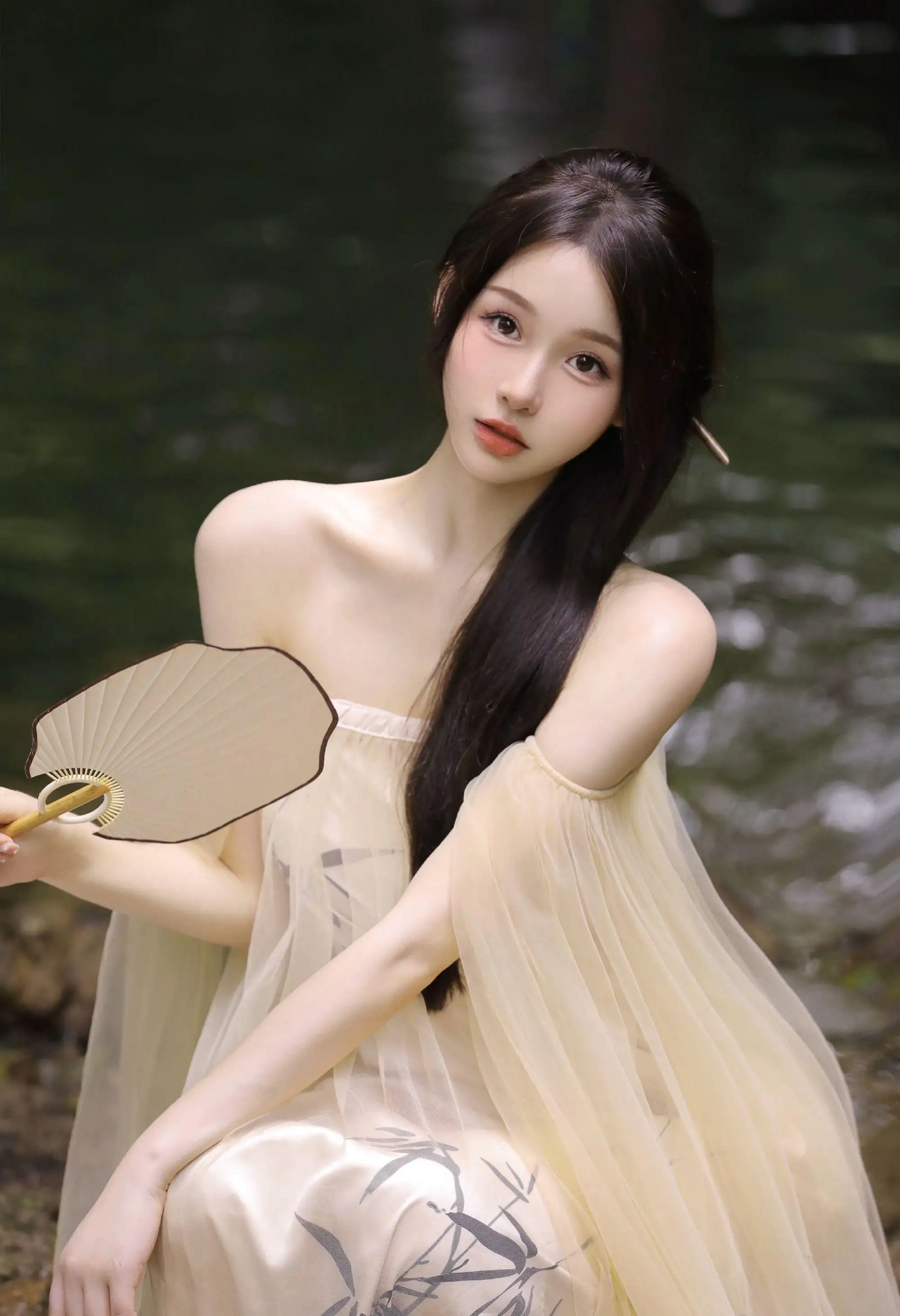 拿着扇子的长发古风美女 抹胸穿搭 长发飘飘