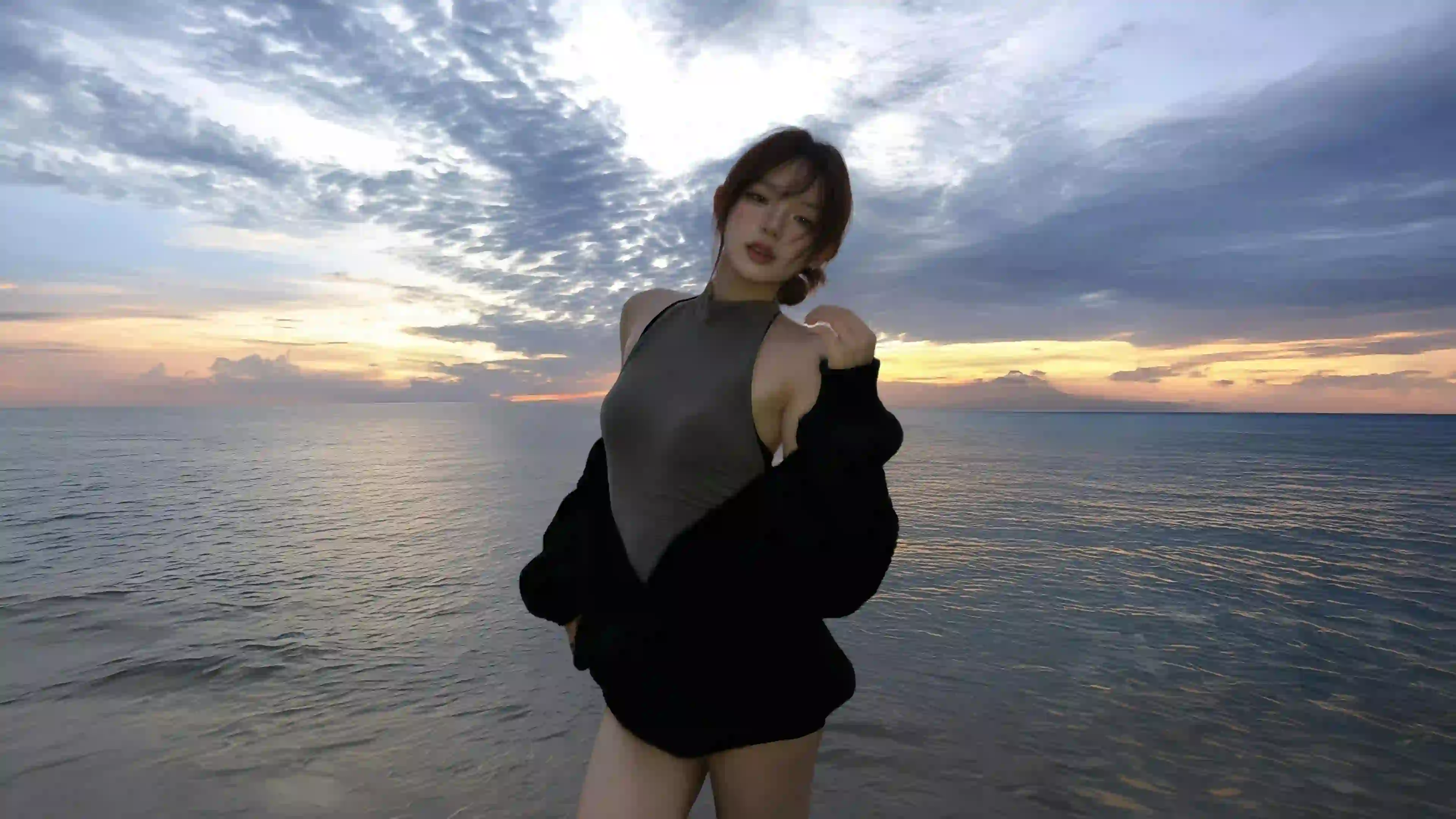 落日余晖 长发女孩 海边写真