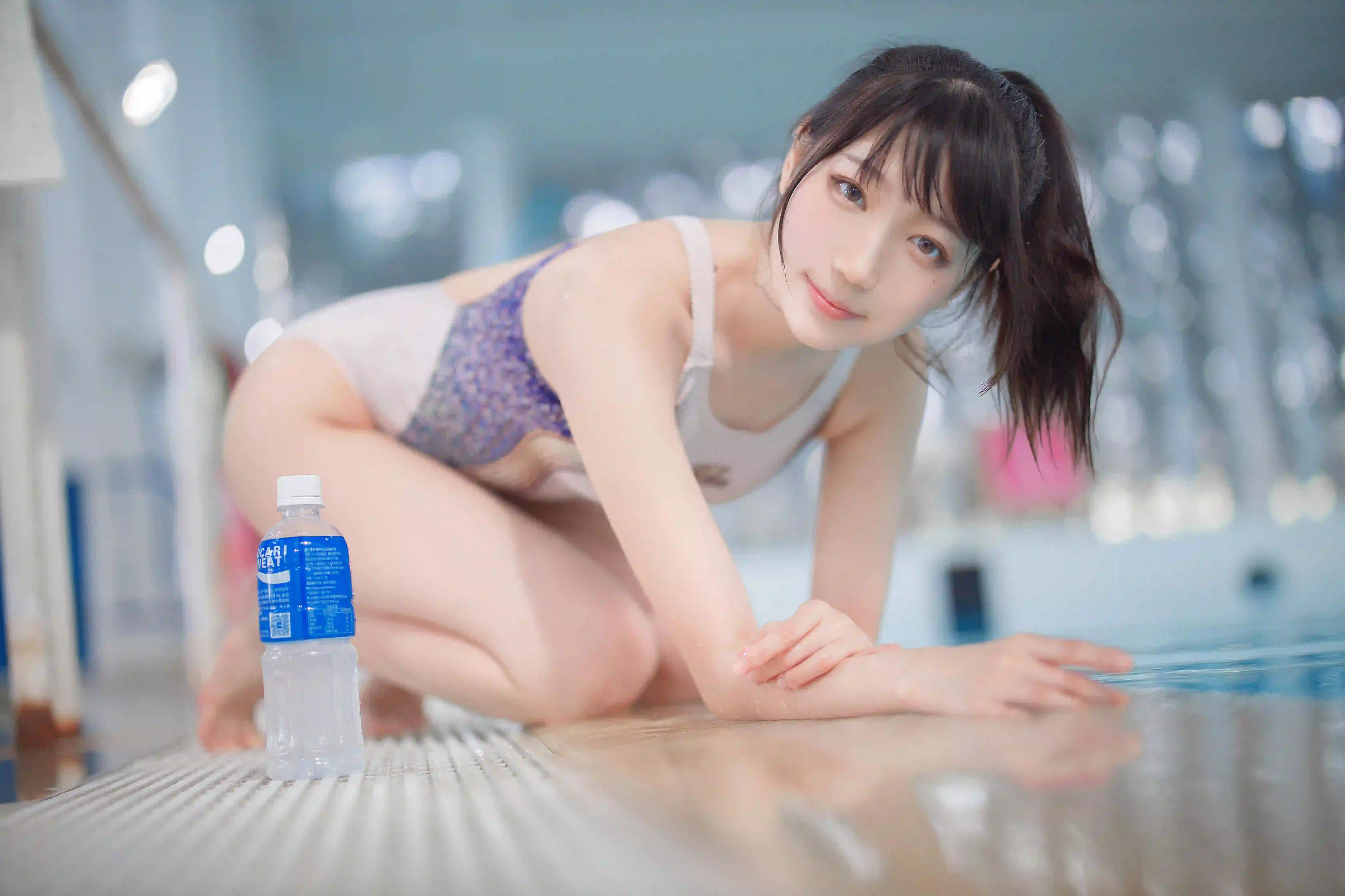泳池 长发性感美女 泳衣 性感美女 地板