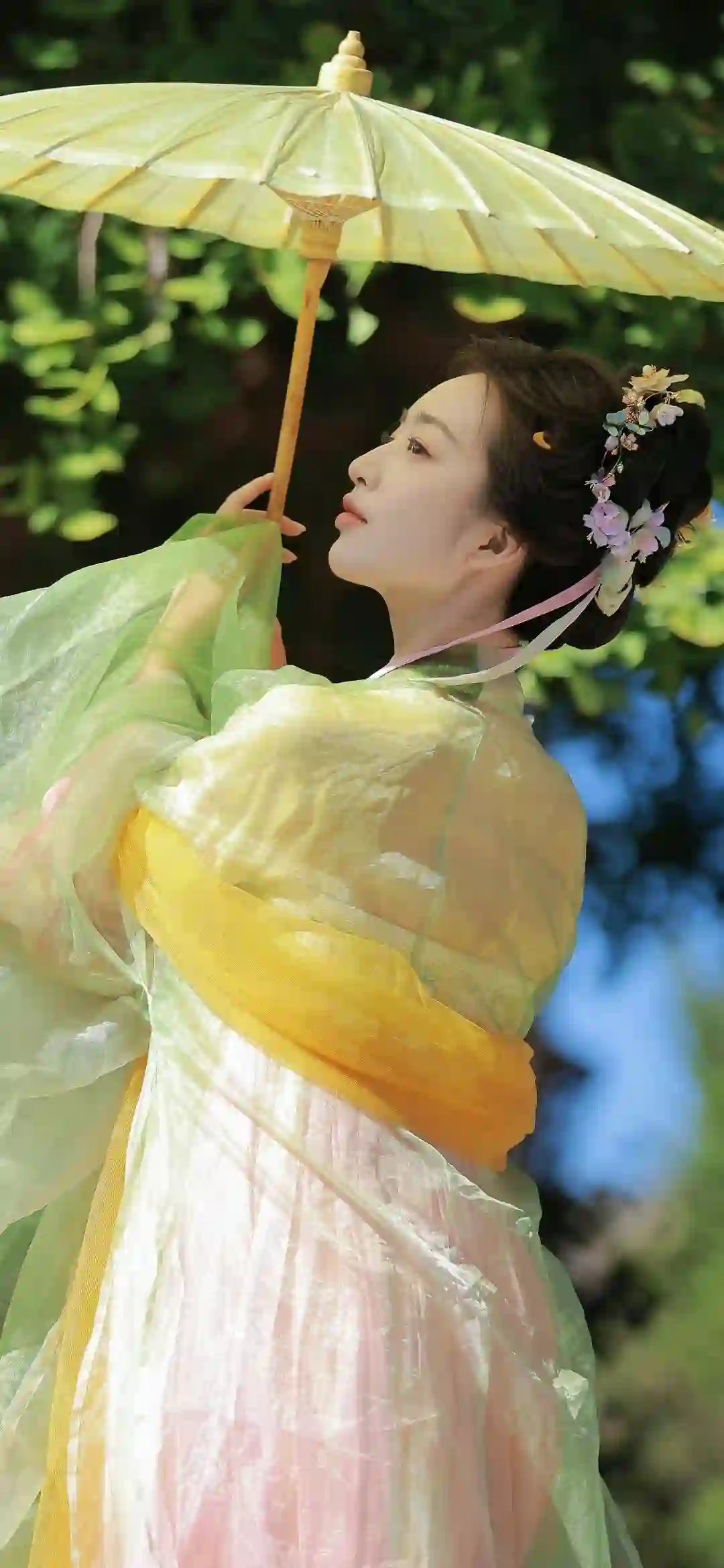 撑着油纸伞的汉服古风美女 户外写真 