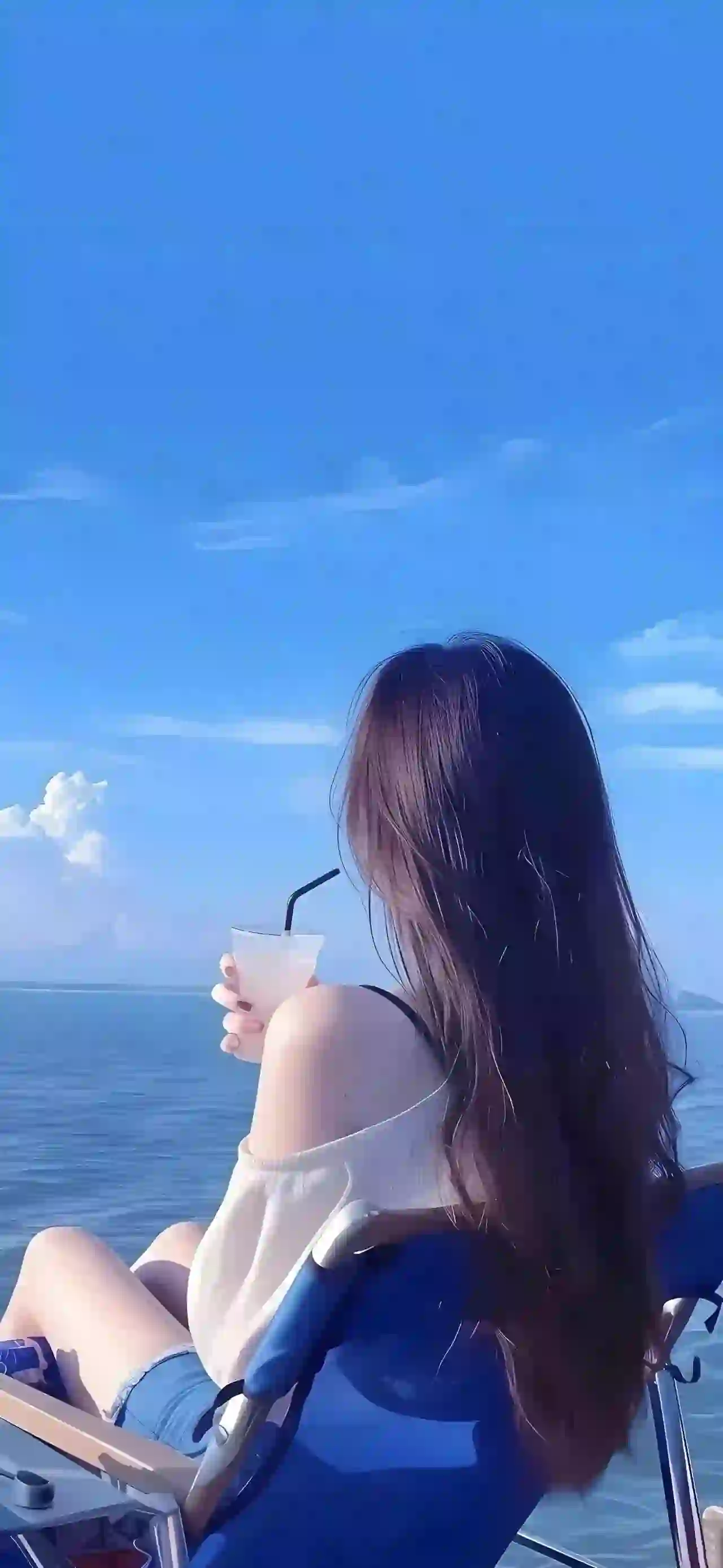 优闲的看海 长发美女 背影