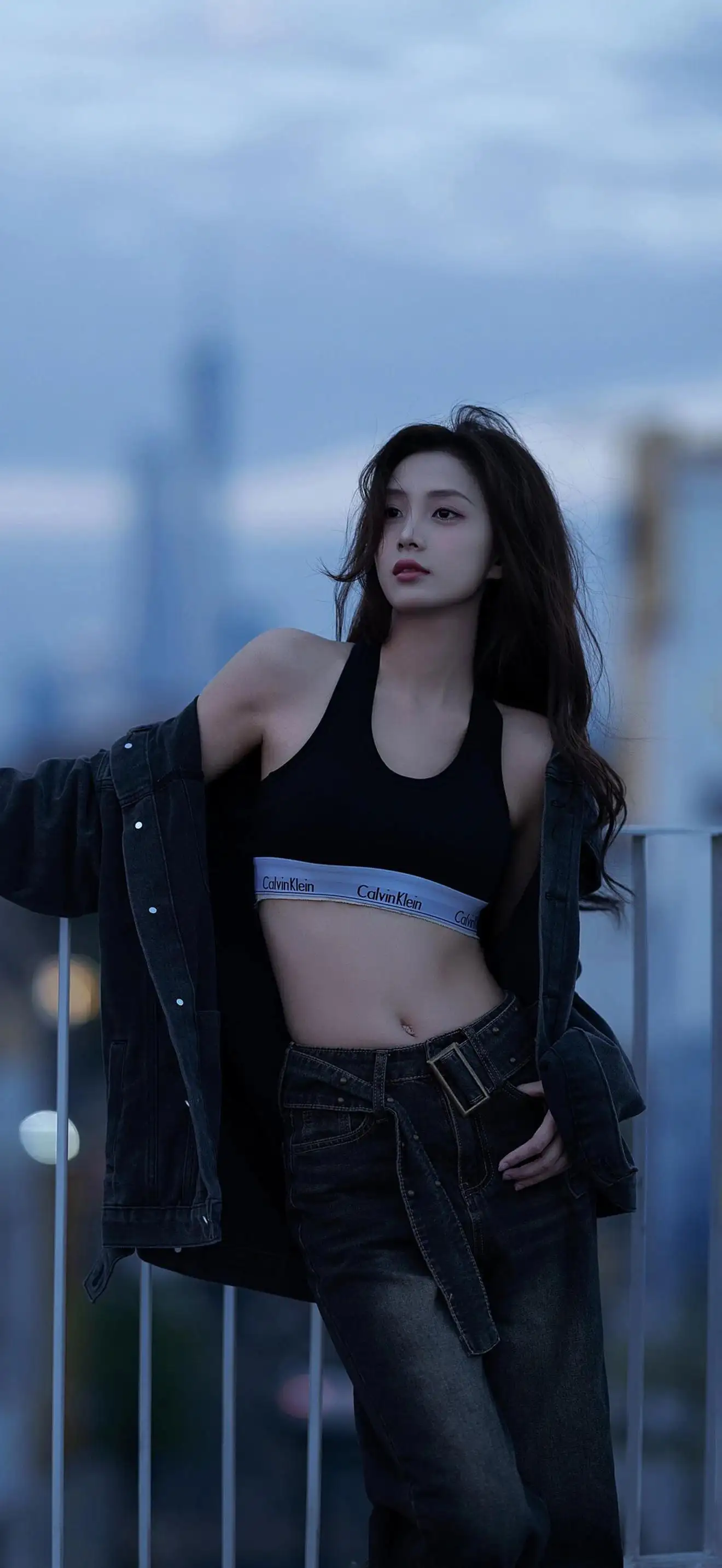 长发性感美女｜黑色上衣｜牛仔裤