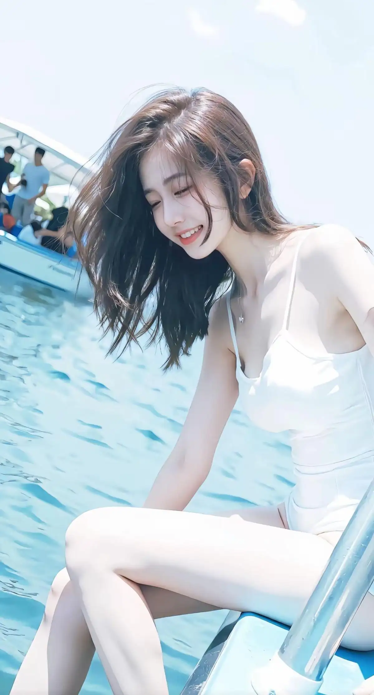 坐在观光小船边沿上玩水的甜美笑容比基尼美女