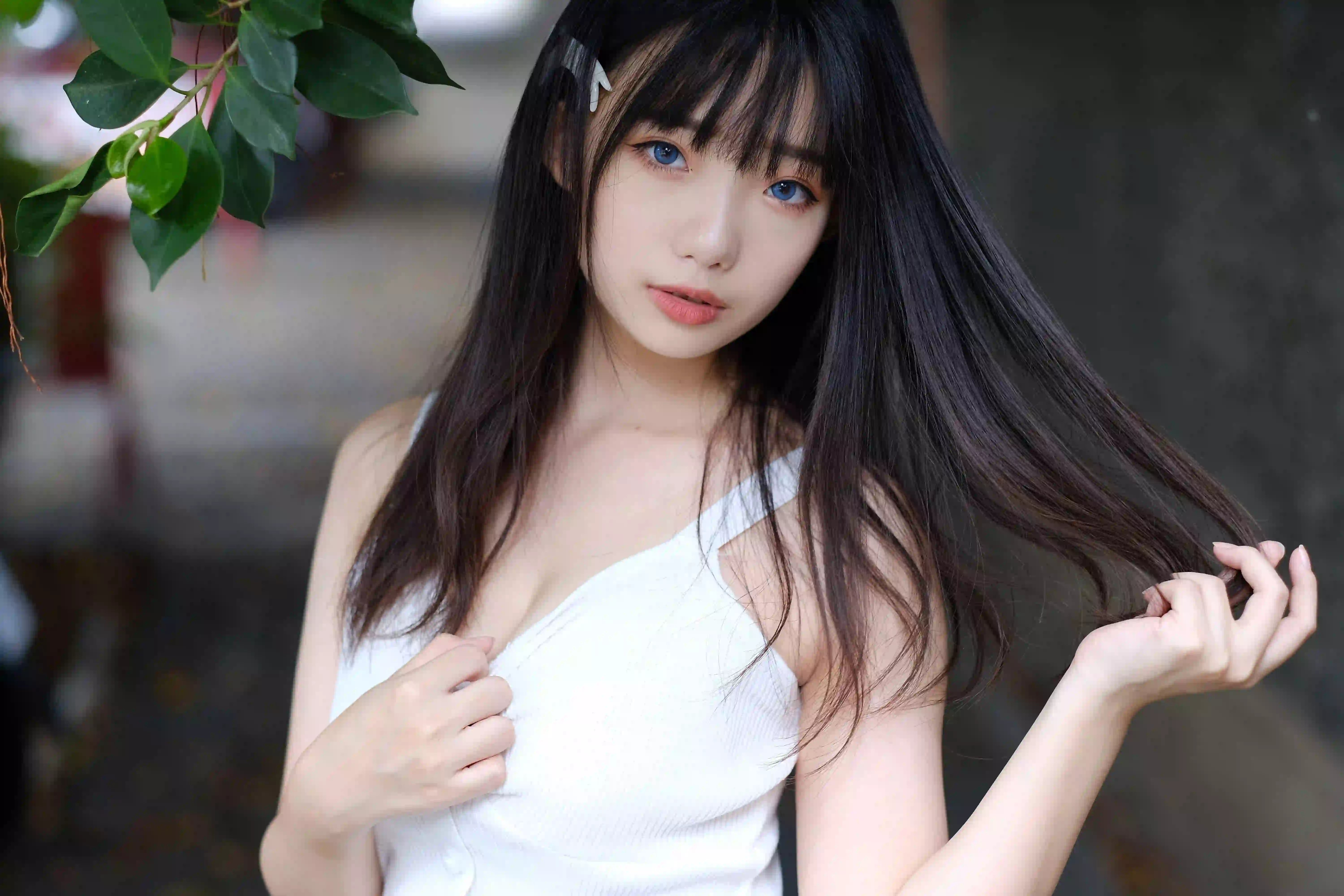 白色衣服 牛仔穿搭 清纯美女 小猫发卡 撩发