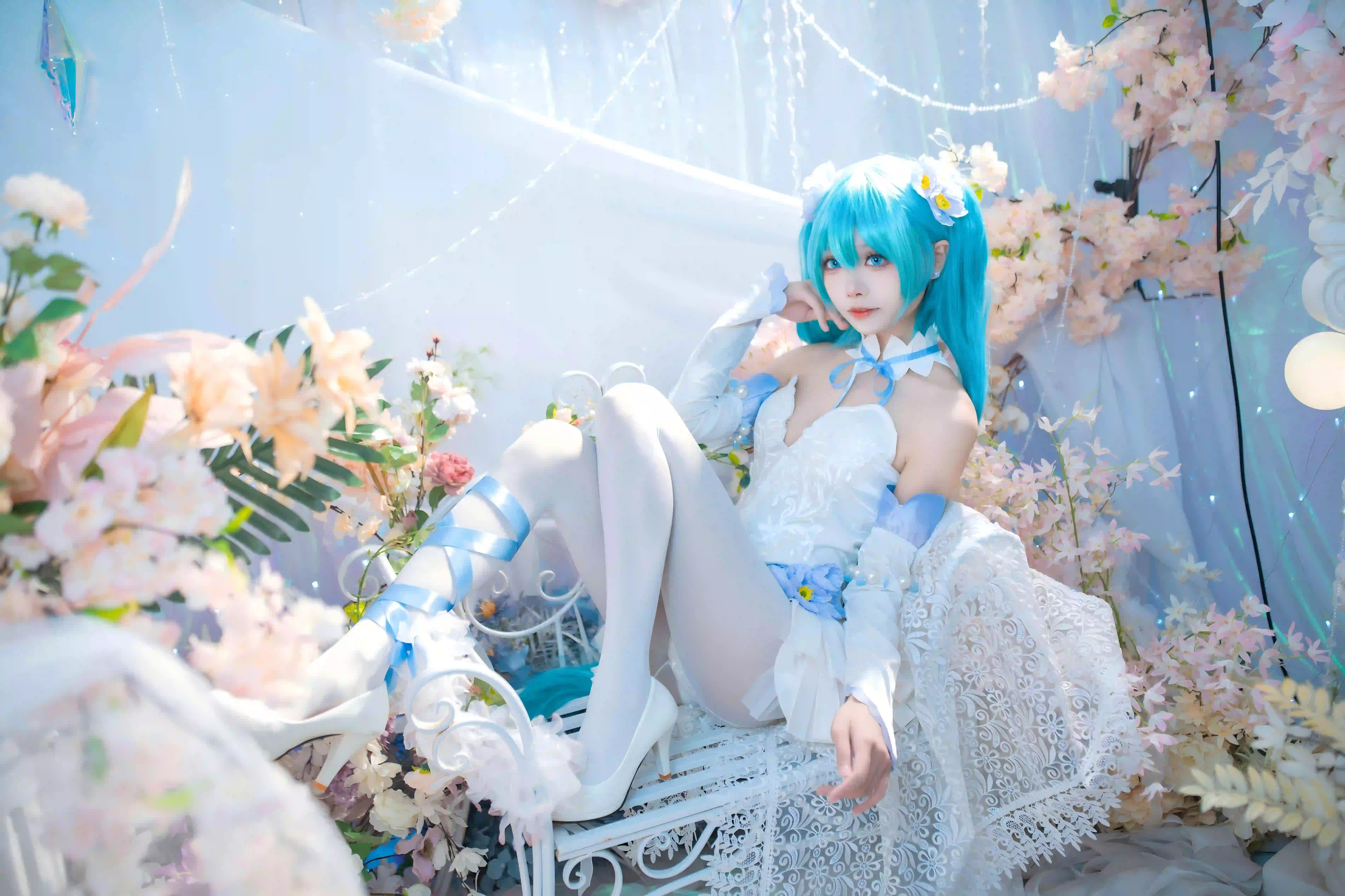 蓝色头发 初音未来Coser 白色裙子 丝袜 白色丝袜