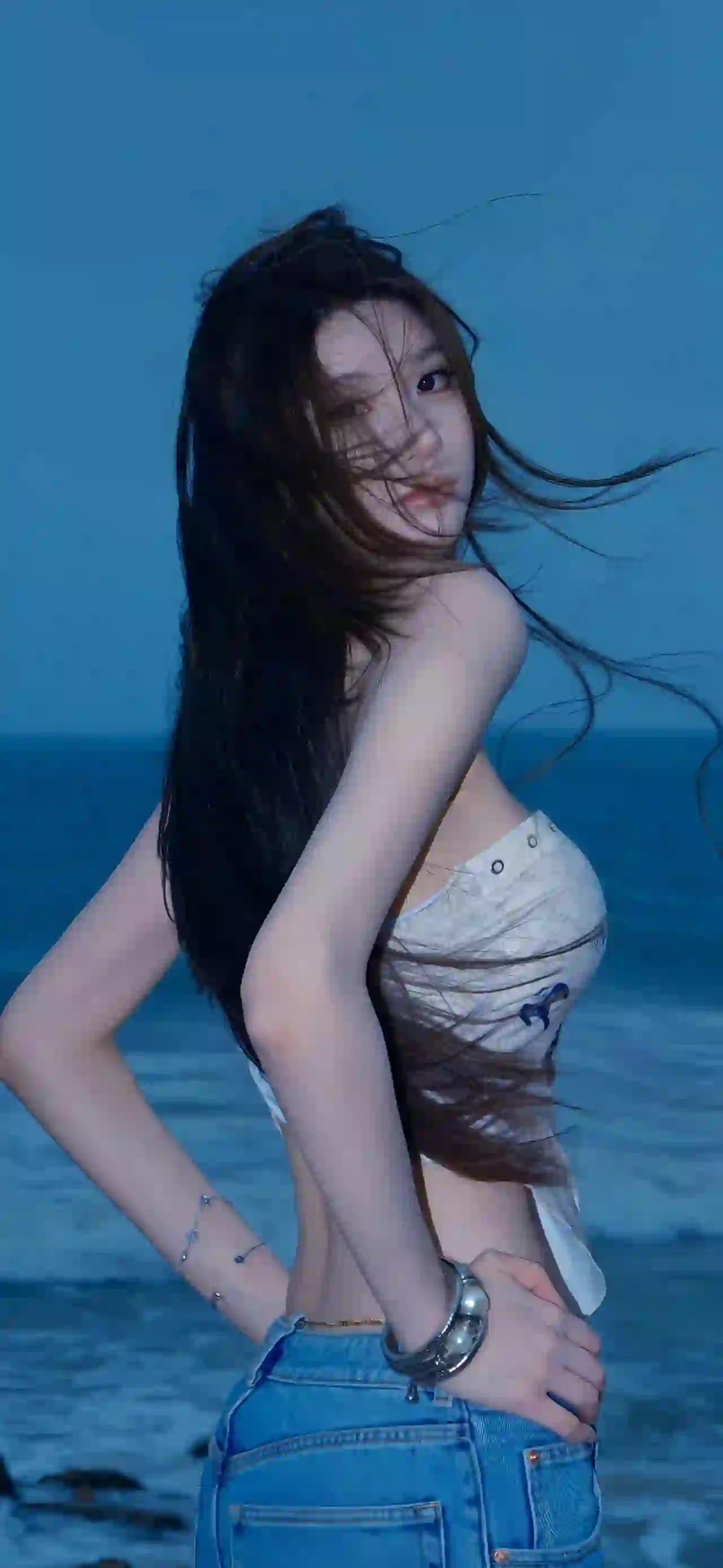 海边的长发性感美女 凌乱的头发