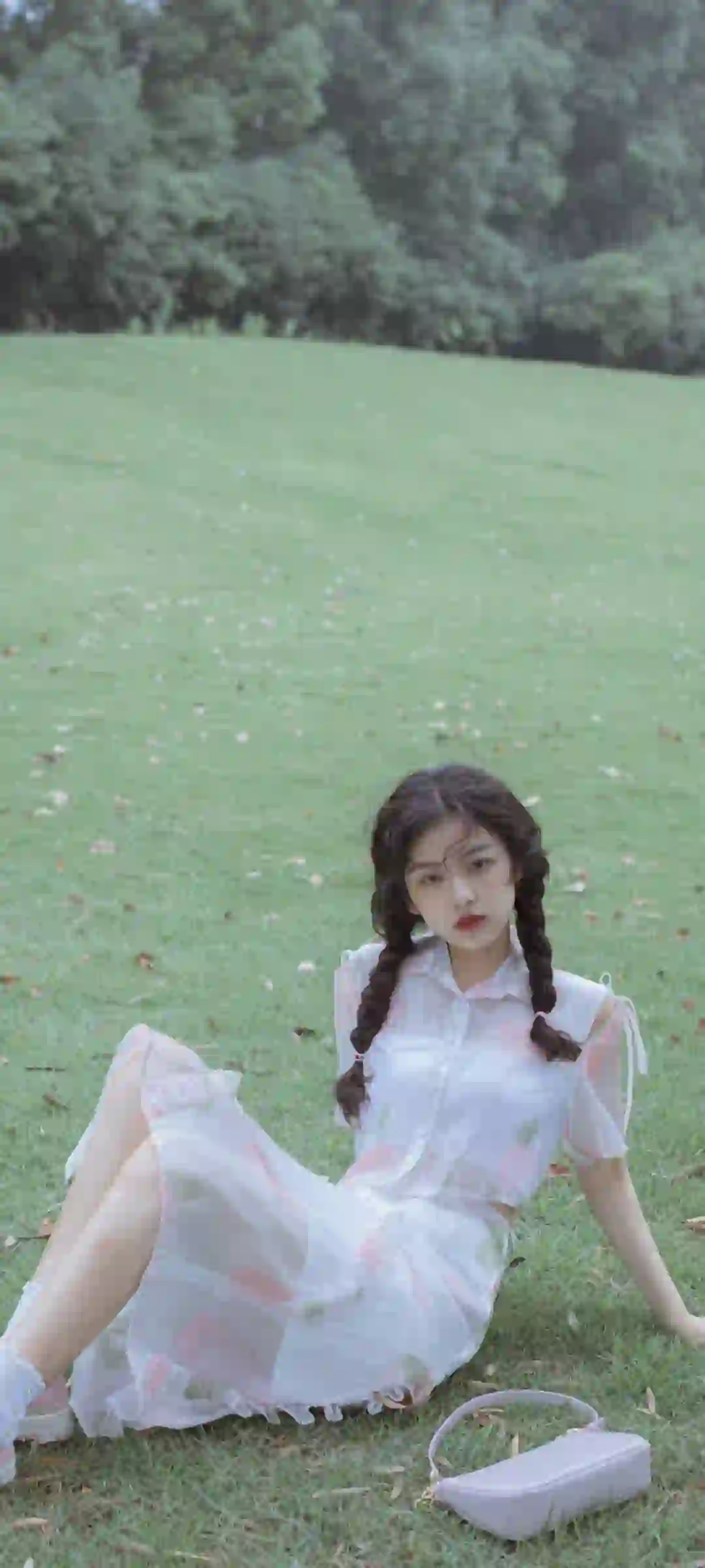 长发清纯美女 双马尾女孩 长裙美女 户外 草坪