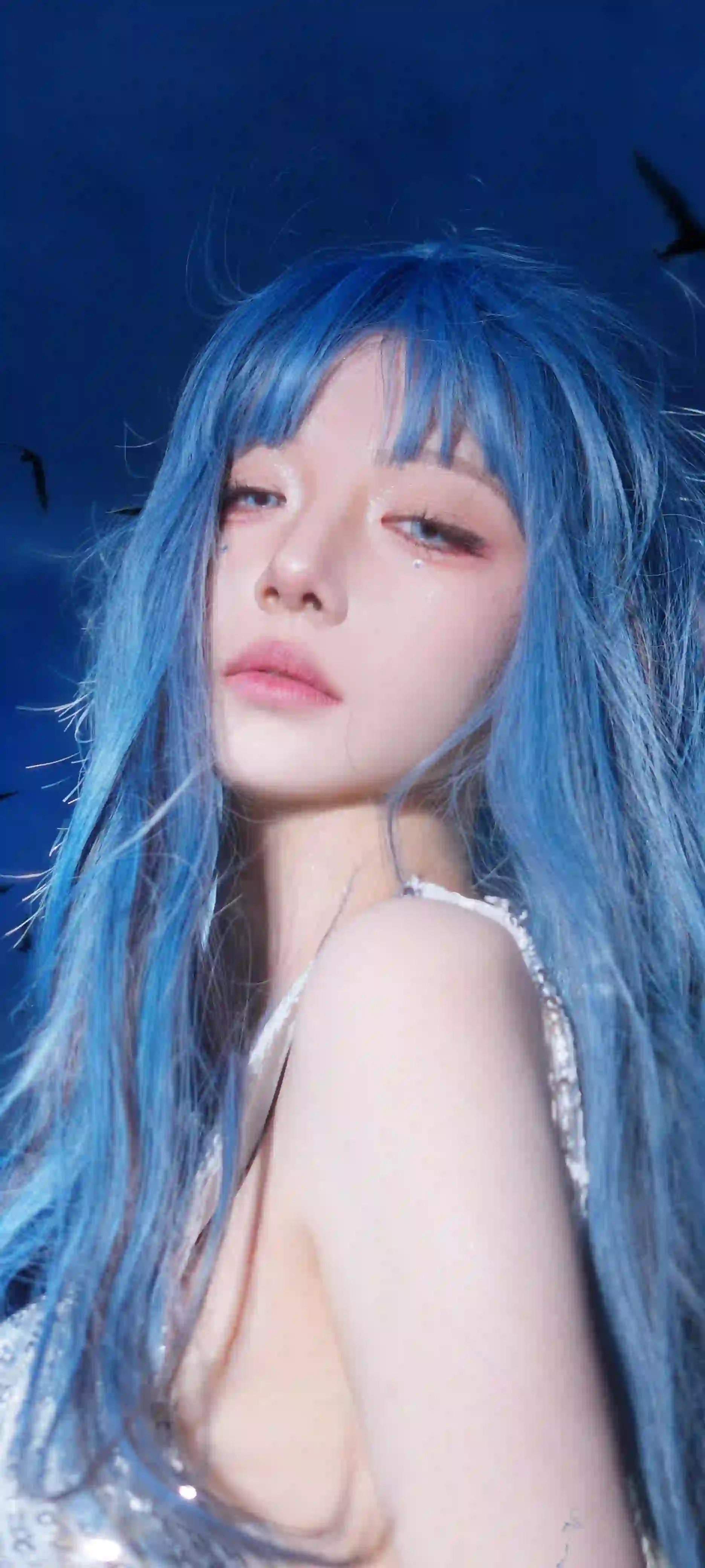 蓝色长发性感美女