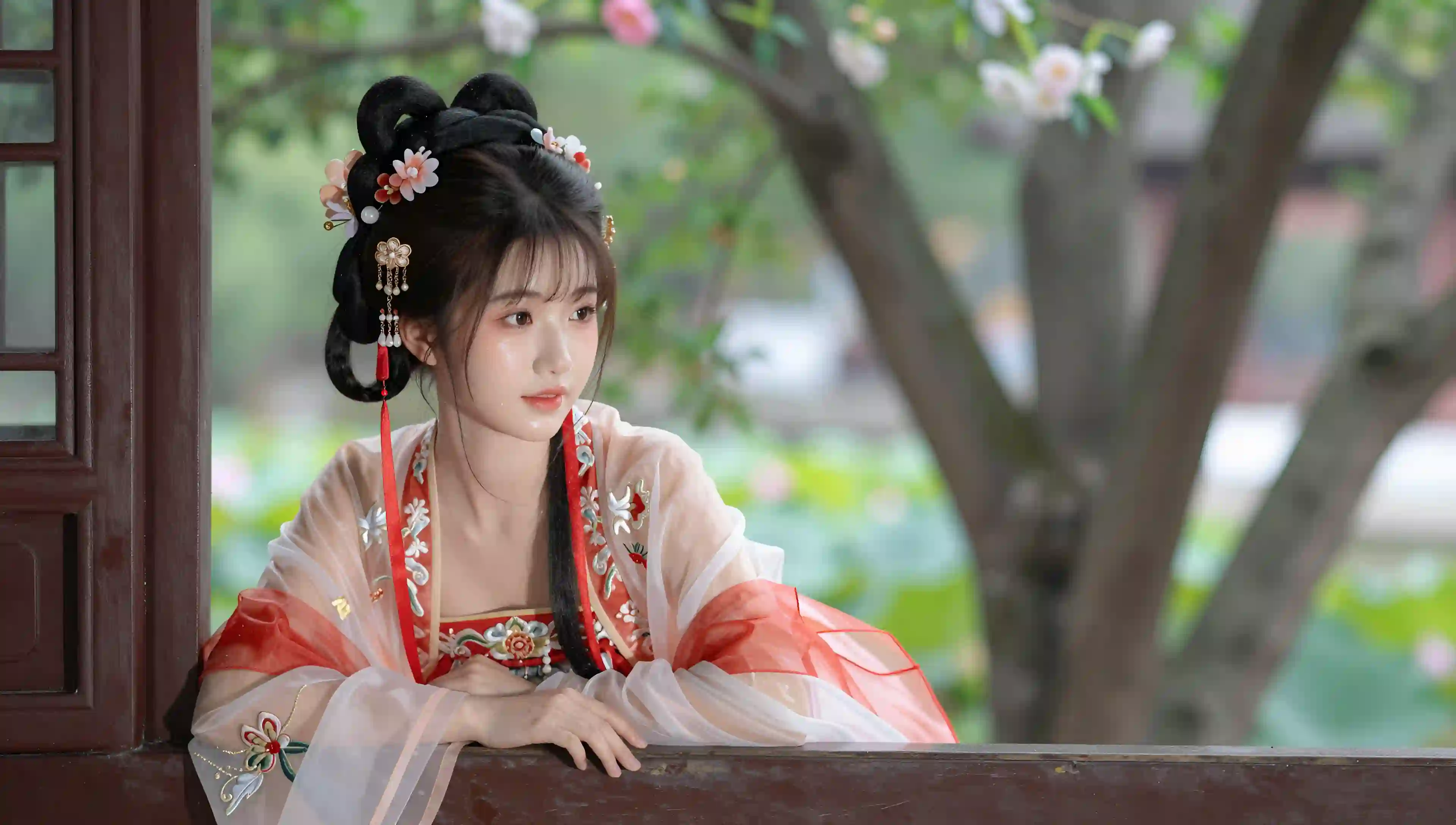 汉服 园林 少女 倚靠 花卉 古典 清新