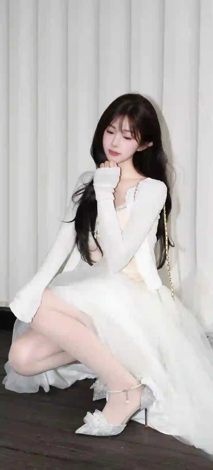 白色纱裙少女 优雅写真 珍珠脚链 温柔女神