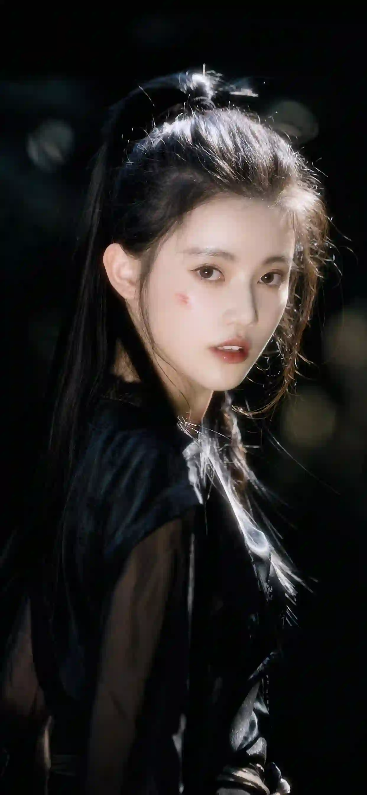 古风美女 暗黑风格 电影感 伤痕妆容 半身特写 光影