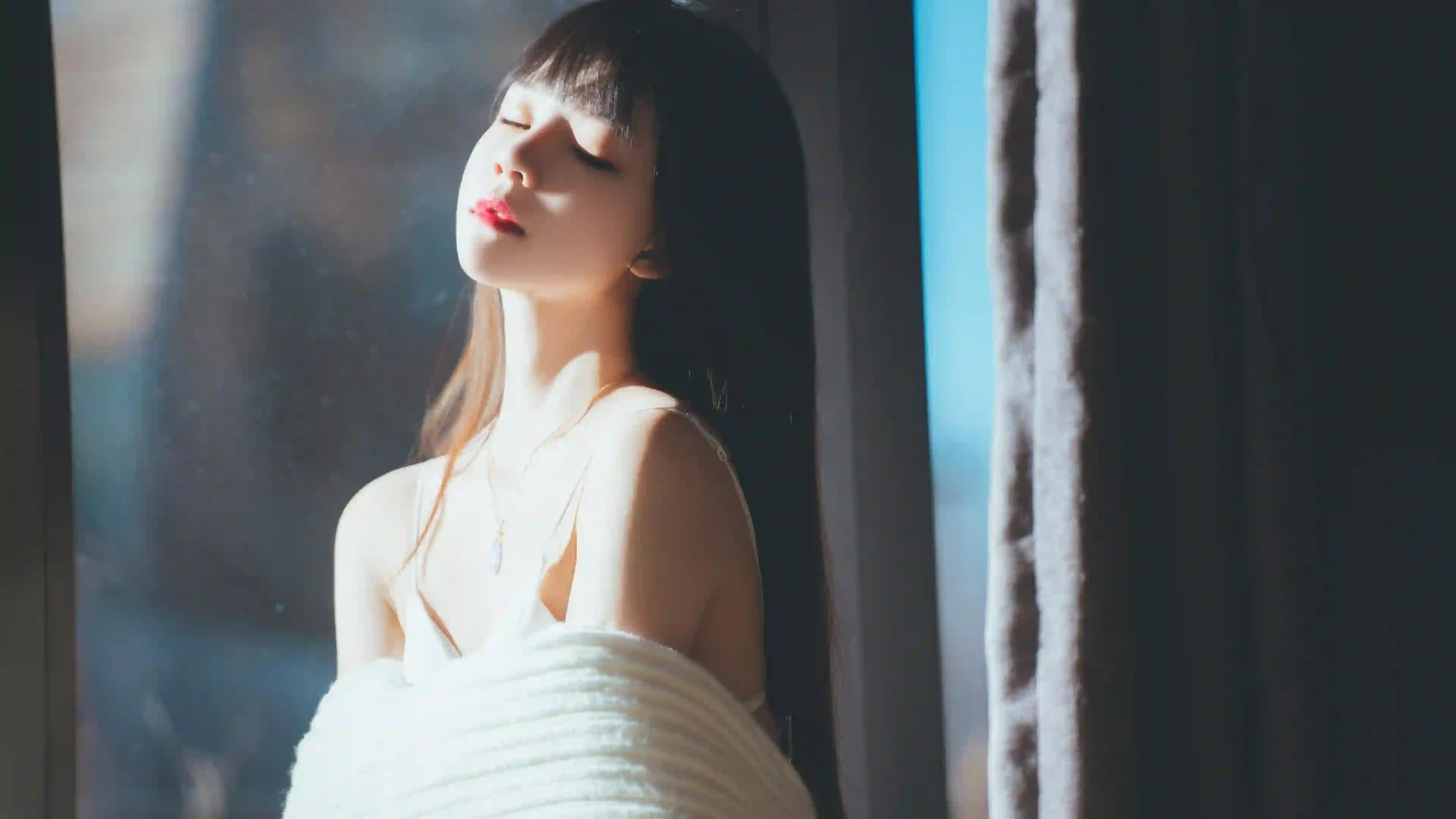 阳光 女孩 窗边 白色 吊带 宁静 唯美