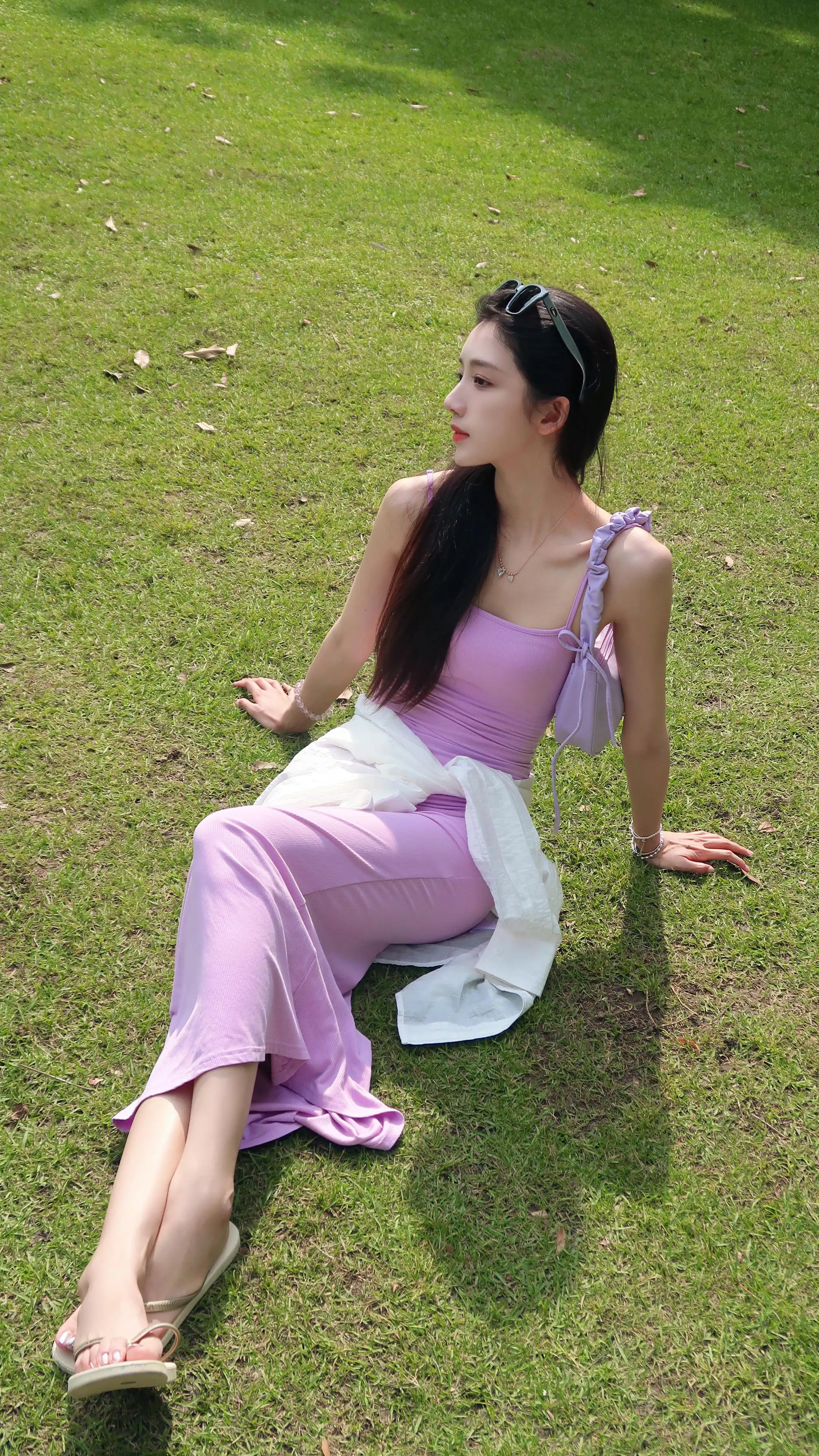 坐在绿草地上的美女肖雨4k手机壁纸