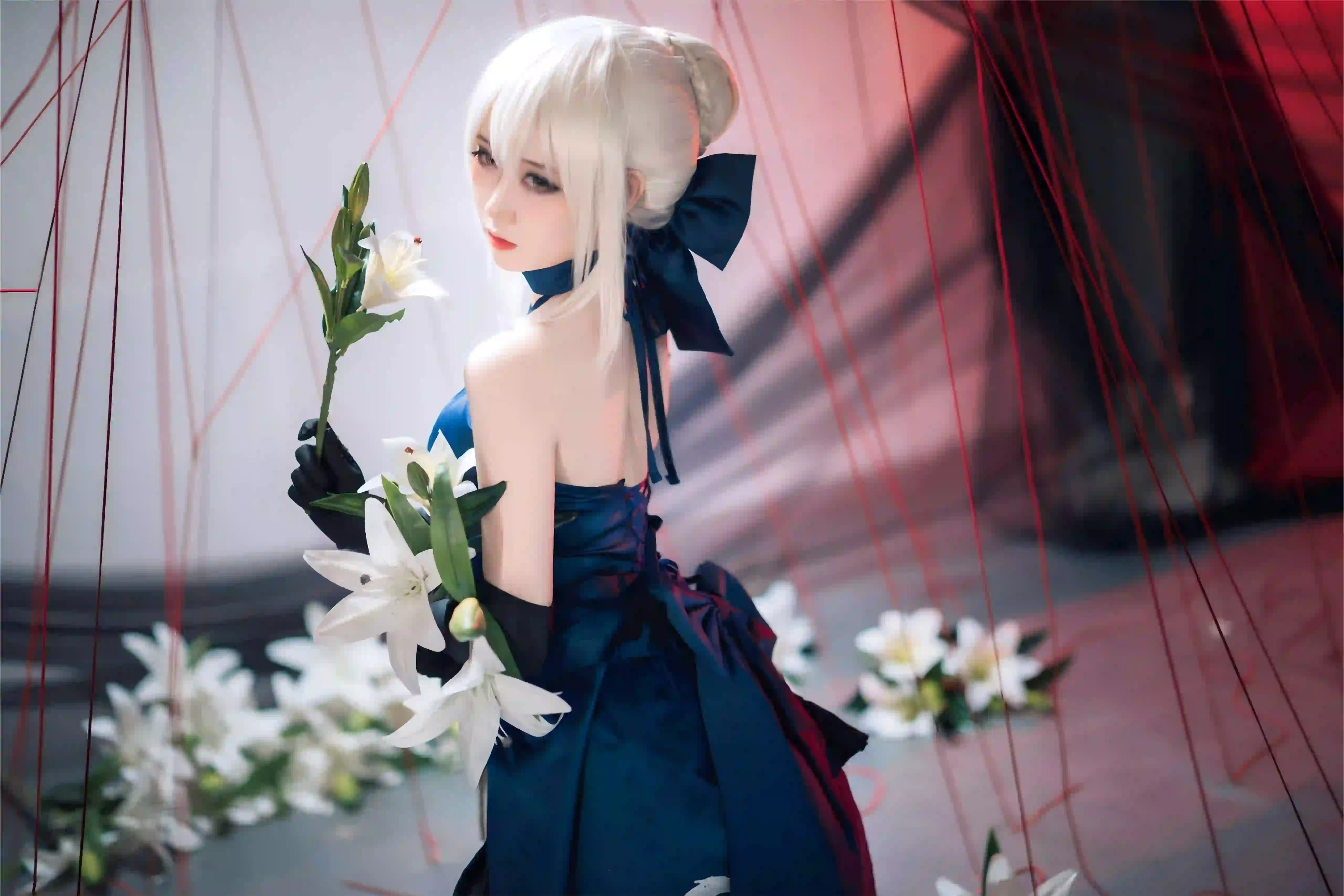 coser 白色头发 露背 剑 红色丝线 花