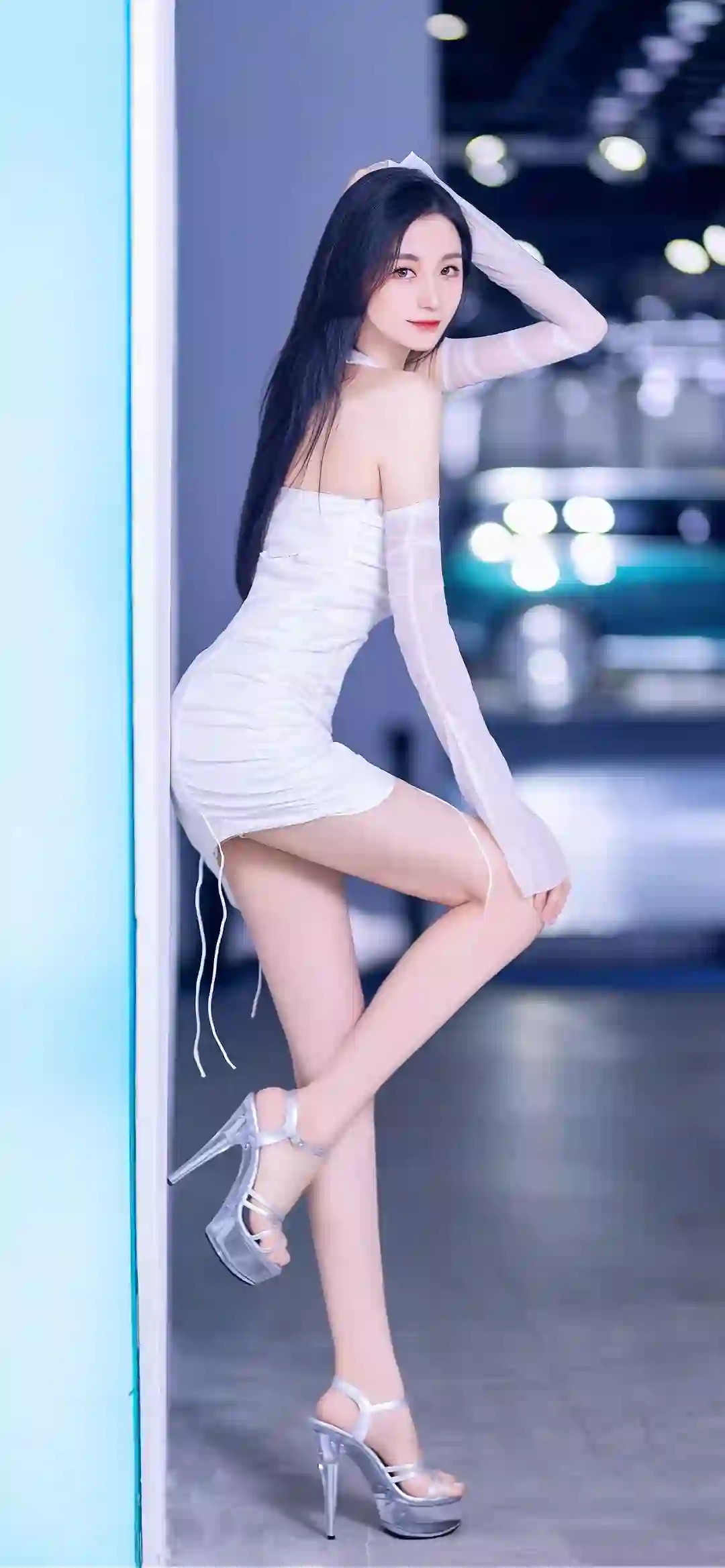 性感美女 车库 高跟鞋