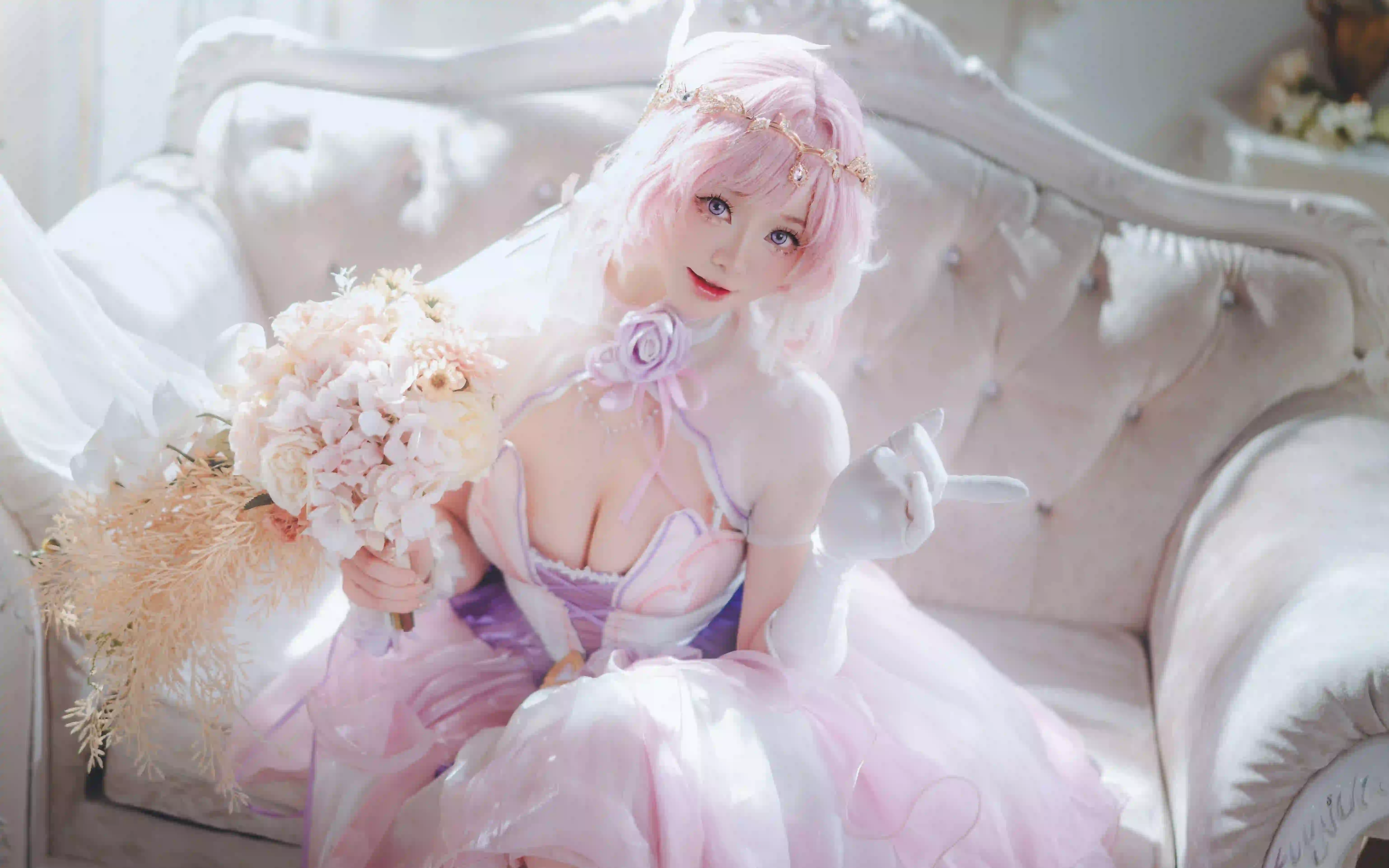 长发性感美女 沙发 鲜花 白色手套
