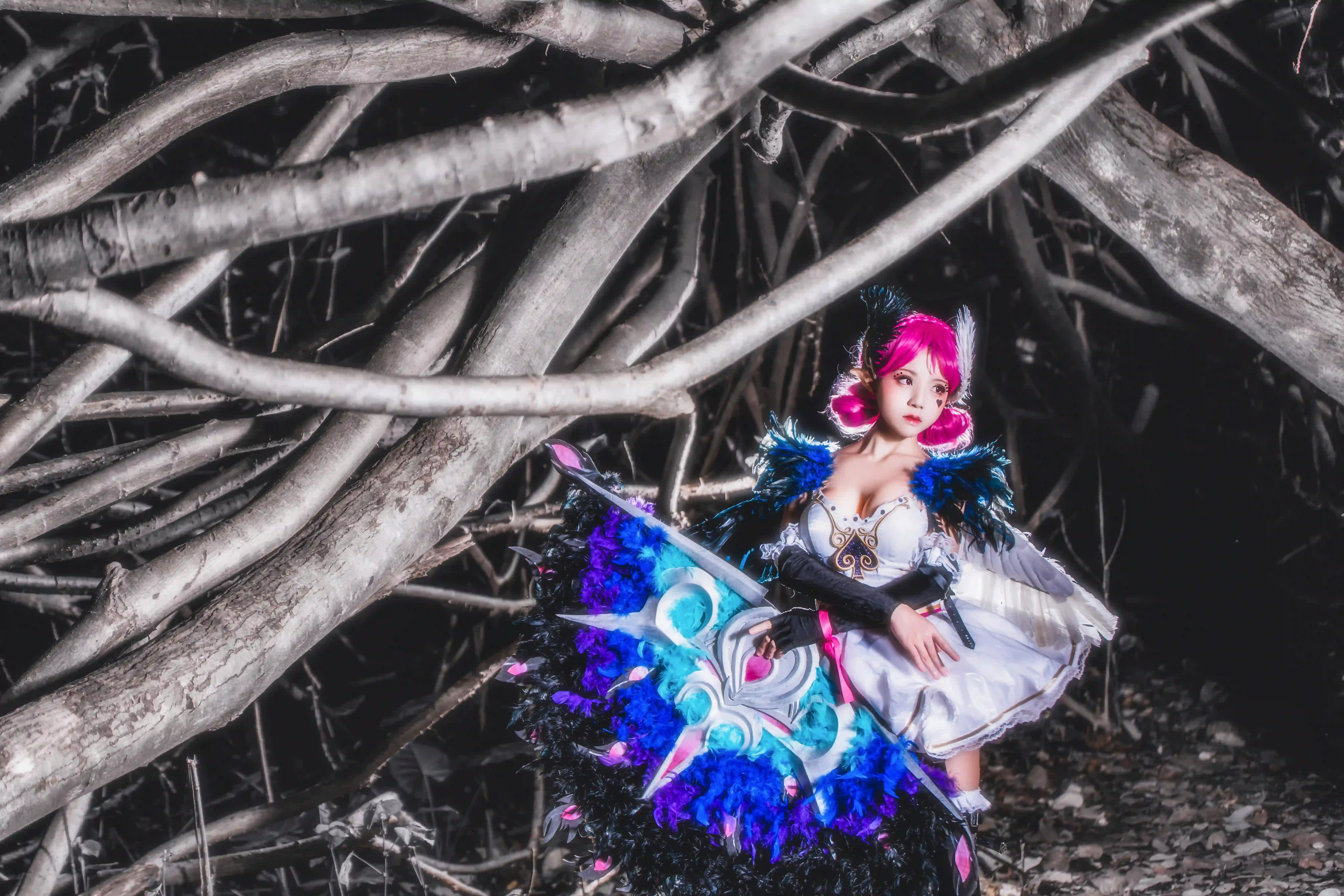 粉色头发 女孩 cosplay 奇幻 羽毛 艺术摄影 暗黑风格 白色服装