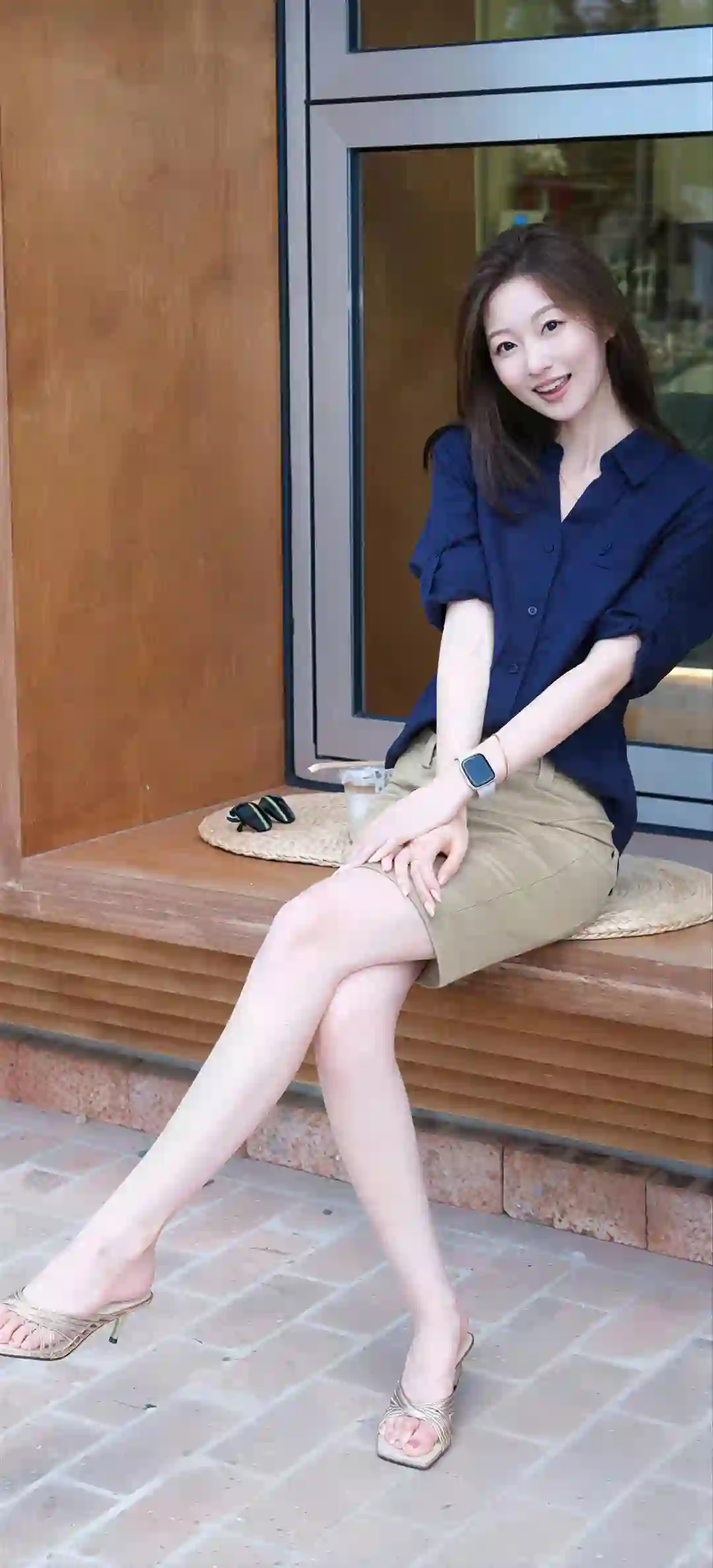 蓝色衬衫 街拍美女 咖啡馆 微笑女孩 短裙穿搭 坐姿人像 户外写真