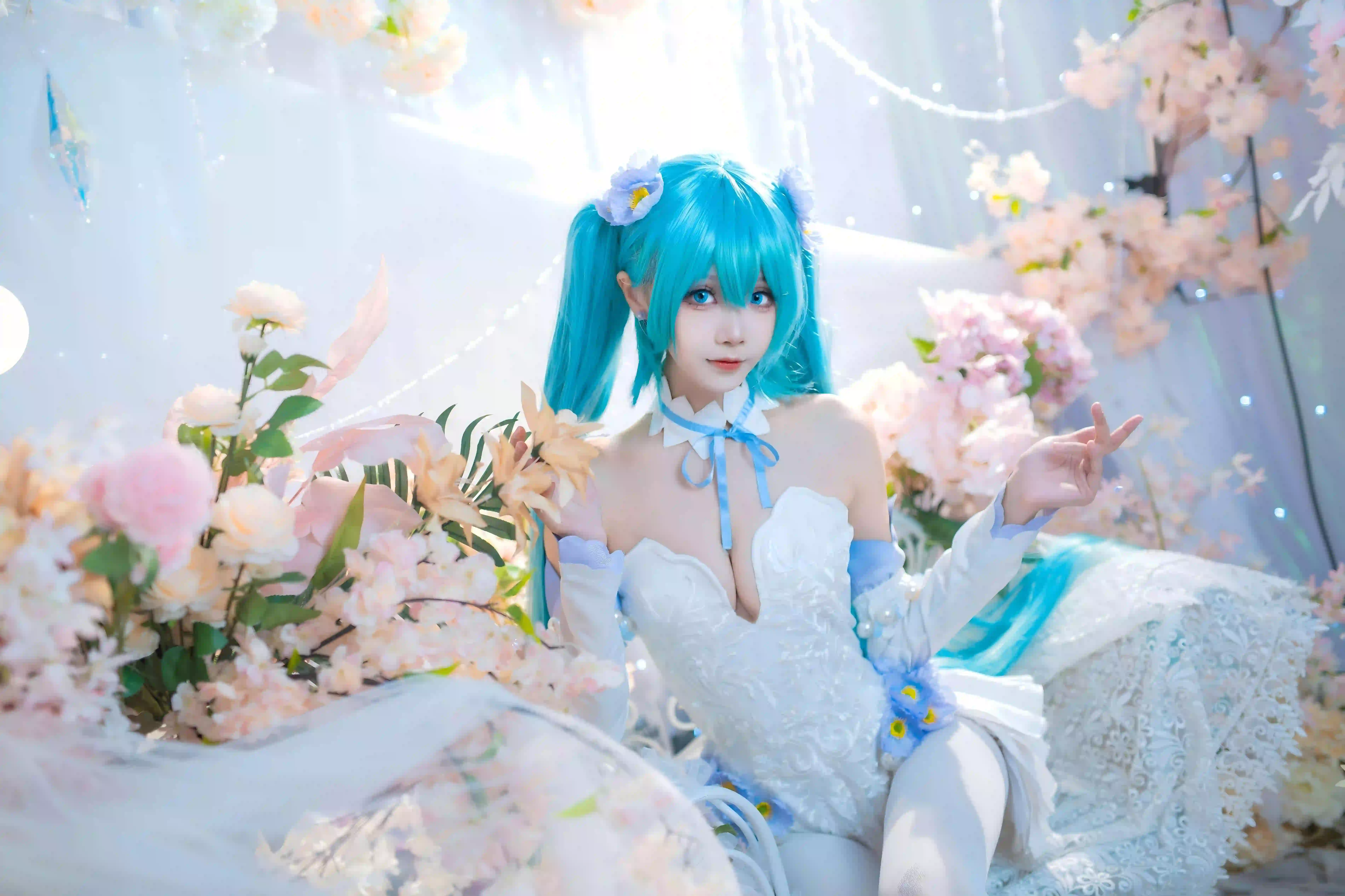 蓝色头发 初音未来Coser 白色裙子 双马尾女孩