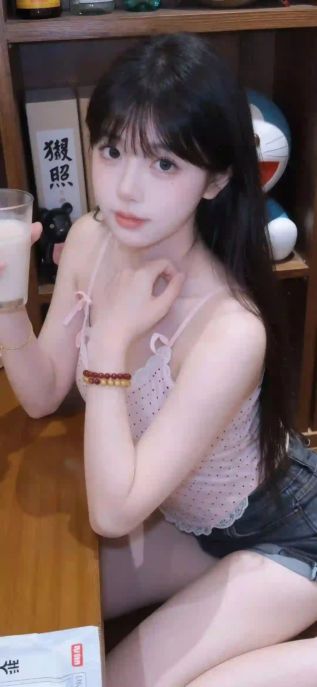 少女 居家 甜美 清纯美女 粉色吊带 哆啦A梦 喝牛奶 日常穿搭