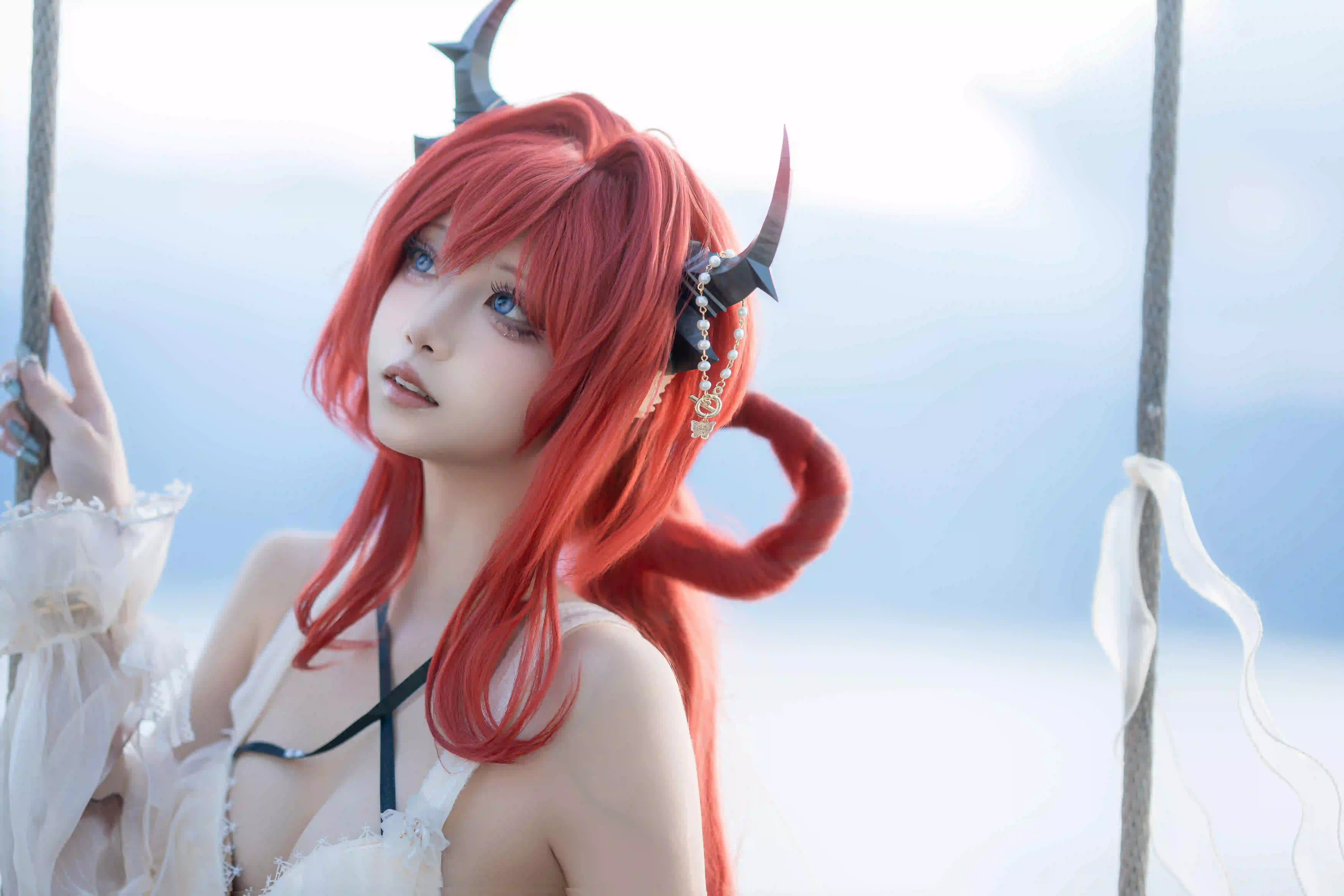 恶魔角 红发 白色裙子 秋千 梦幻场景 脸部特写