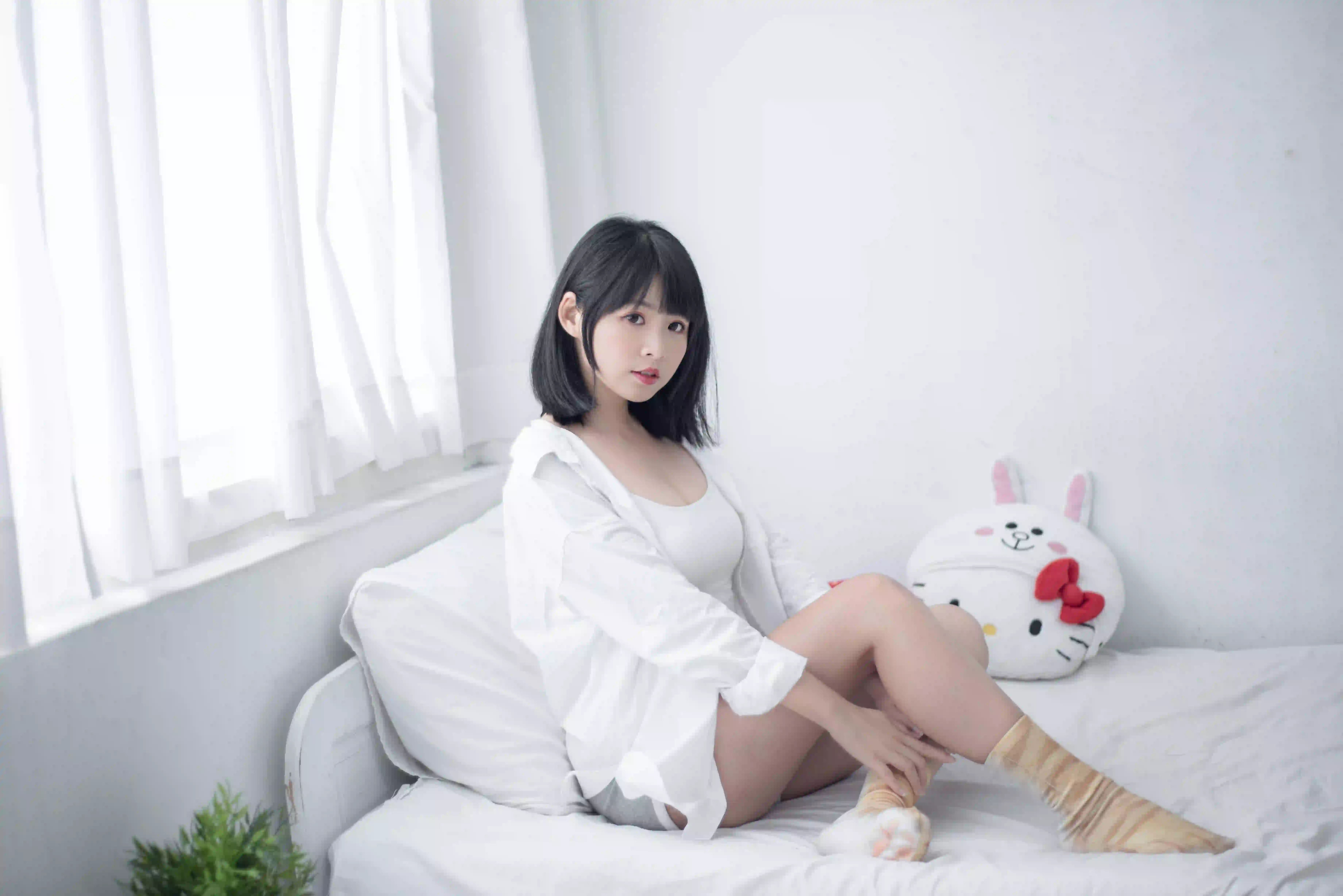 白色衬衫 白色衣服 短发女孩 居家写真 
