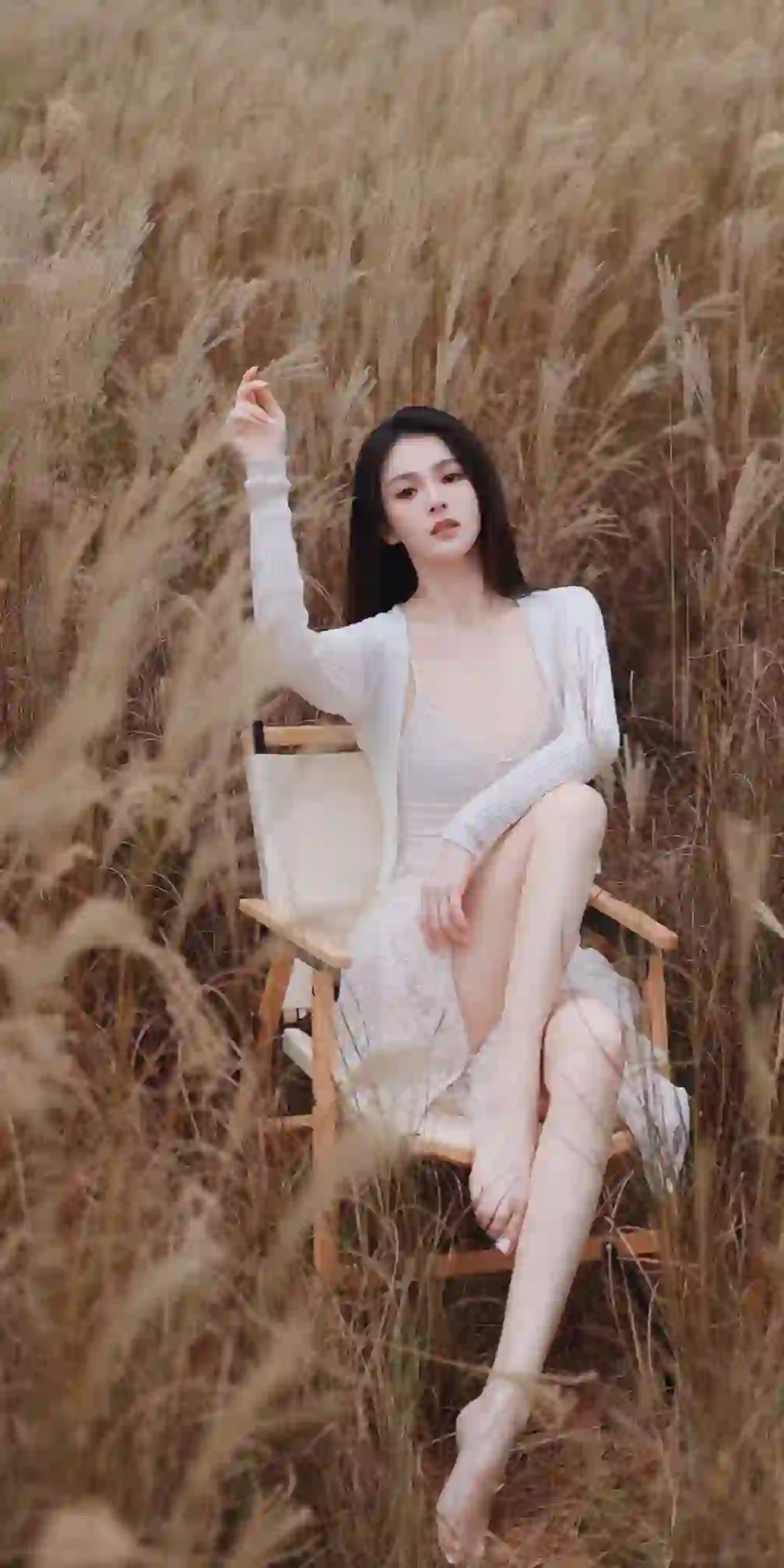 长发美女 长腿美女 性感美女 白色吊带美女 户外