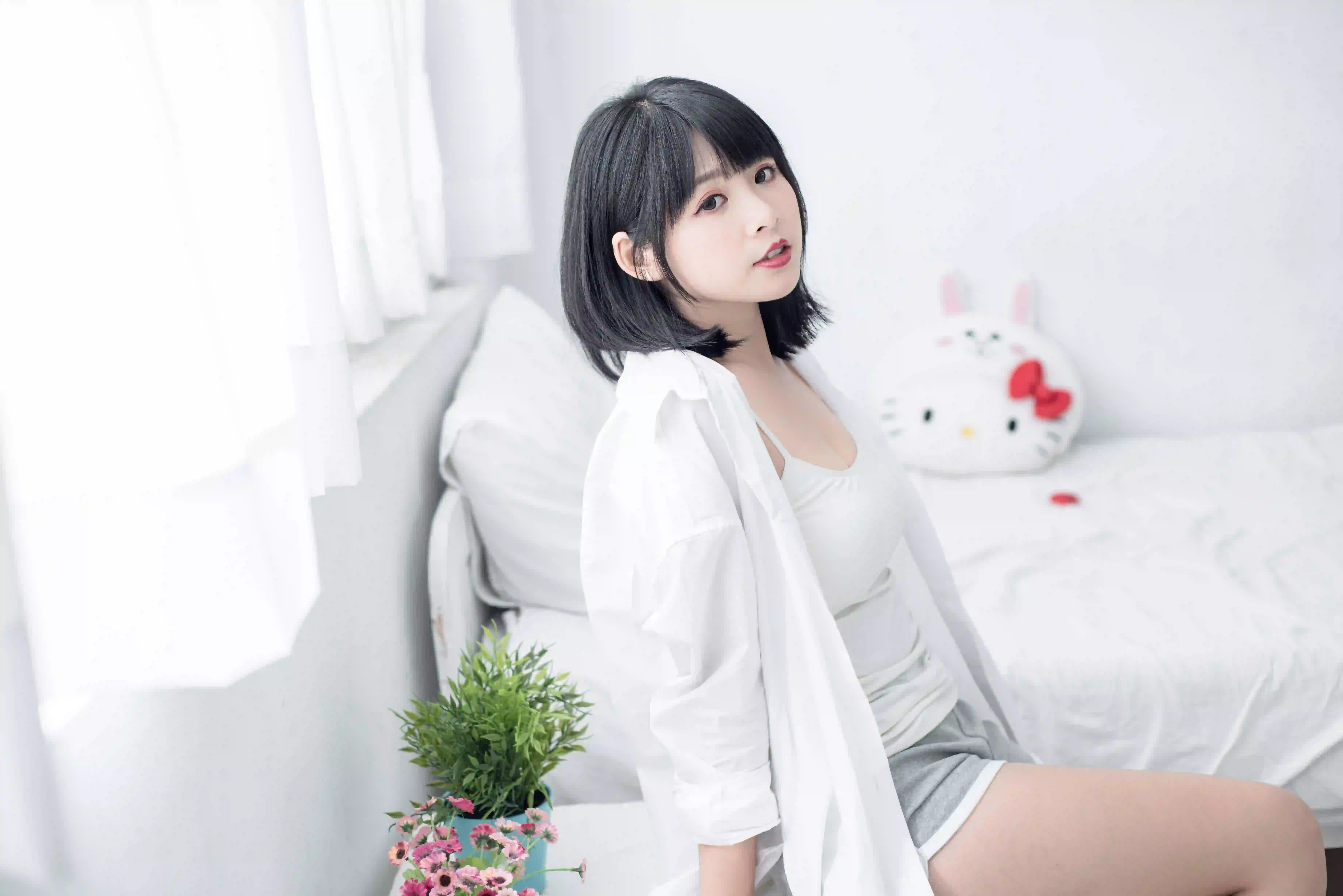 白色衬衫 白色衣服 短发女孩 居家写真 