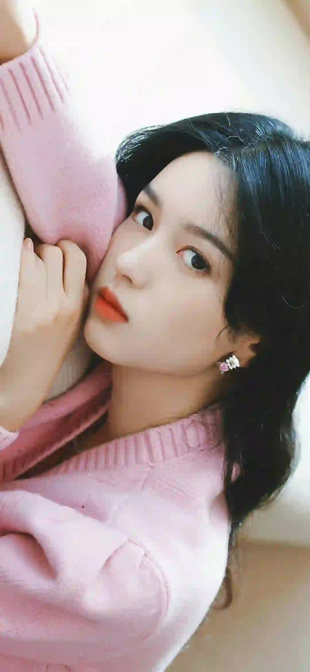 美女明星 周也 粉红色毛线衣服