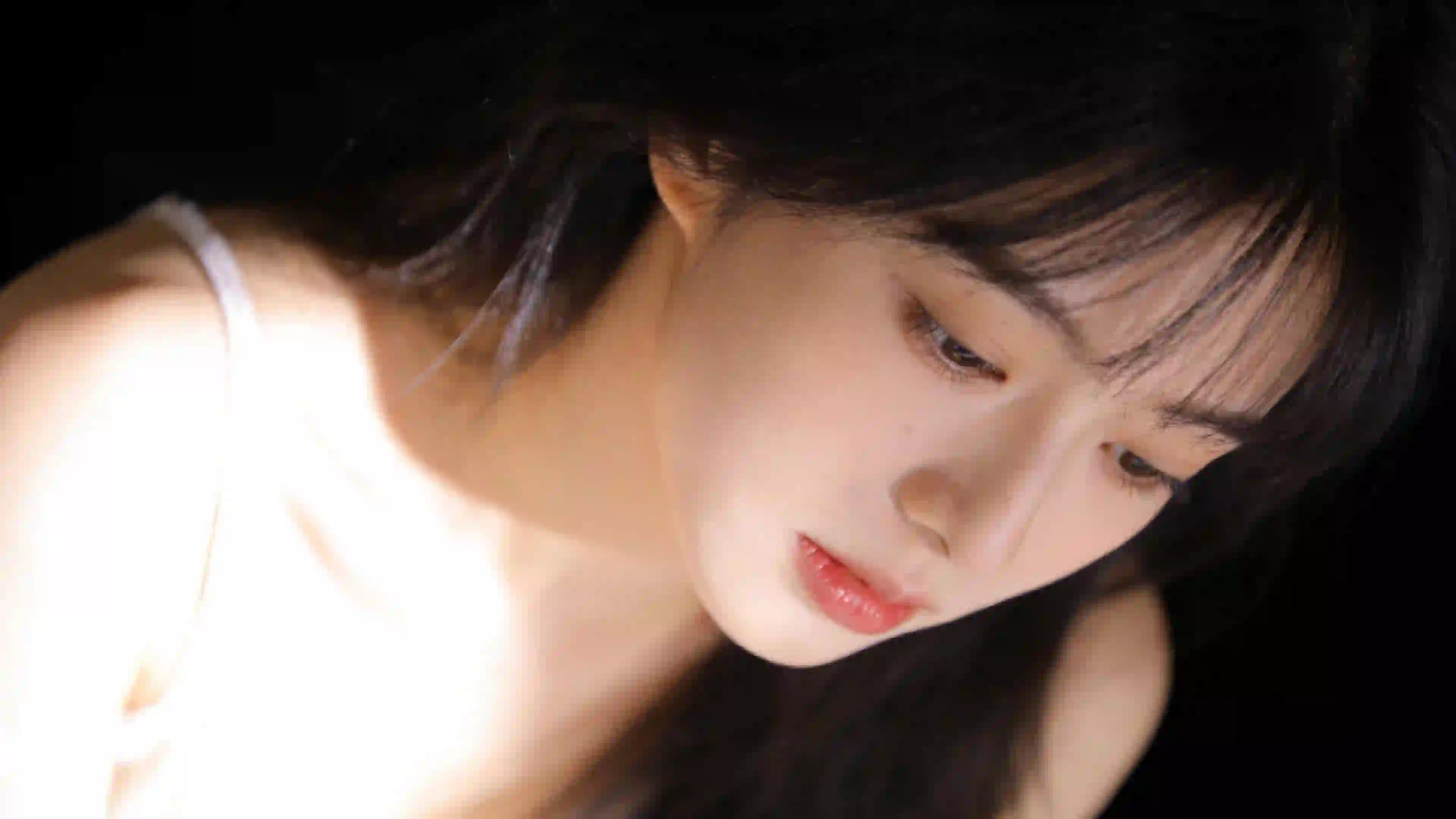 光影美女黑色背景 吊带