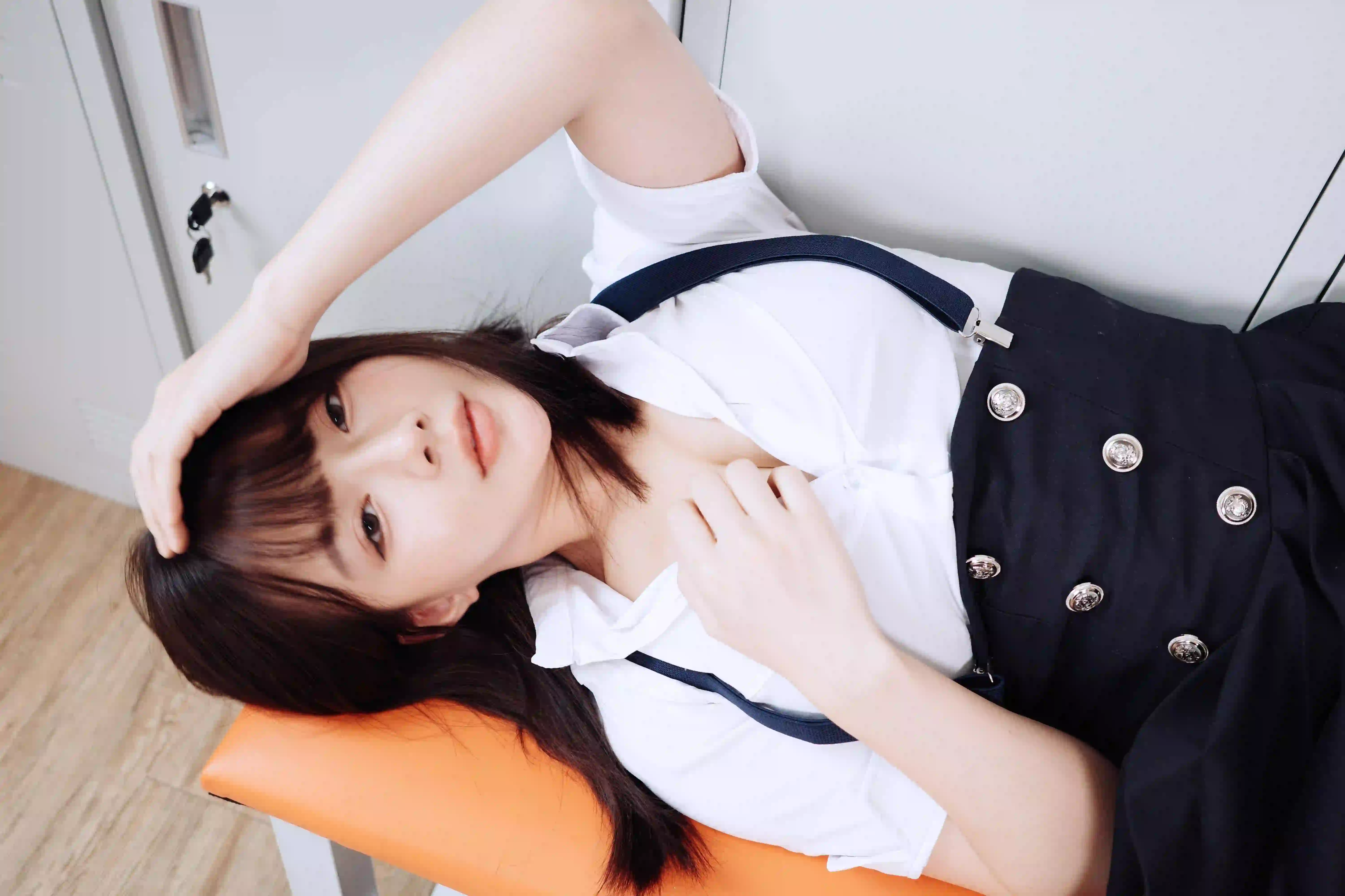 校园 长发美女 学生装 学院风 教室场景 躺在课桌上