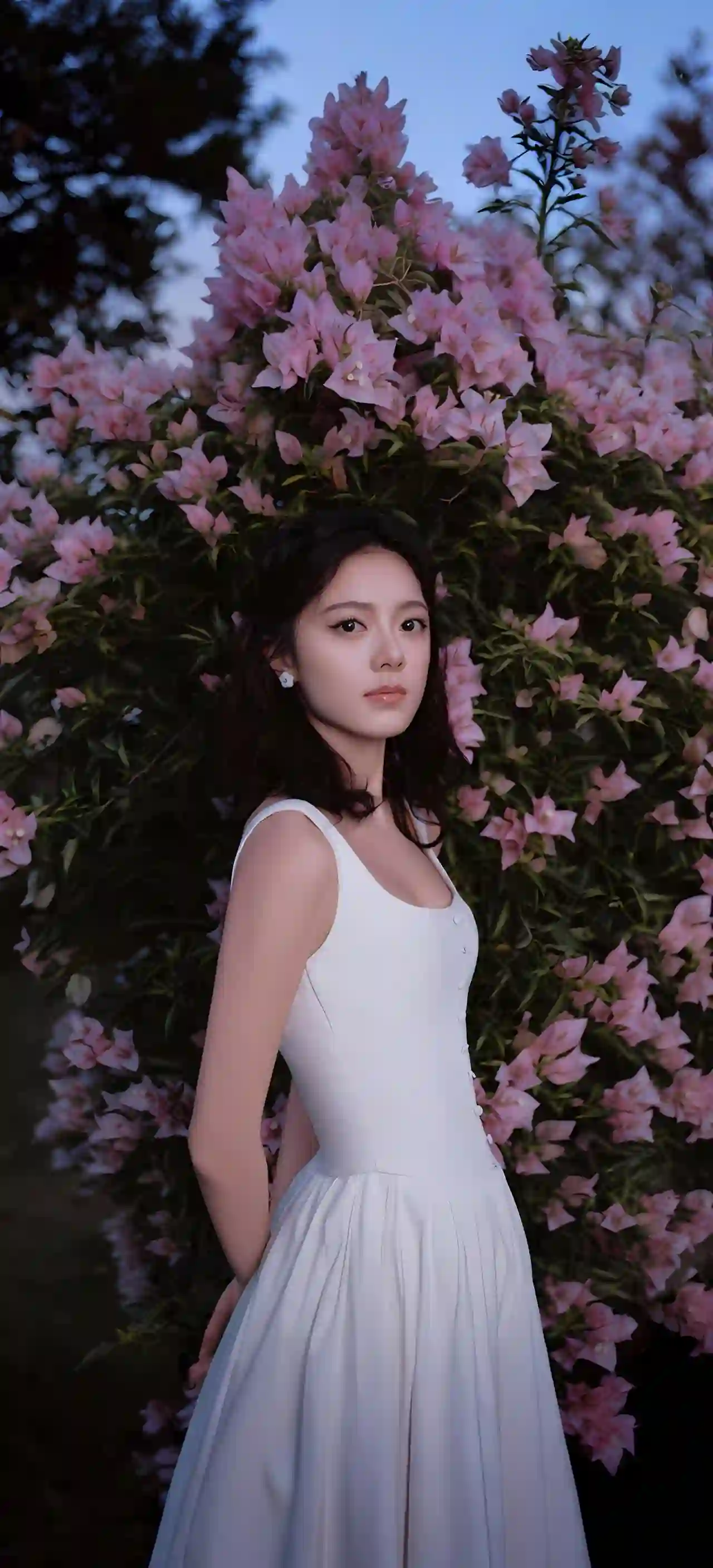 赵今麦 白色裙子 少女 粉色花丛 唯美写真 浪漫氛围 花海 人像摄影