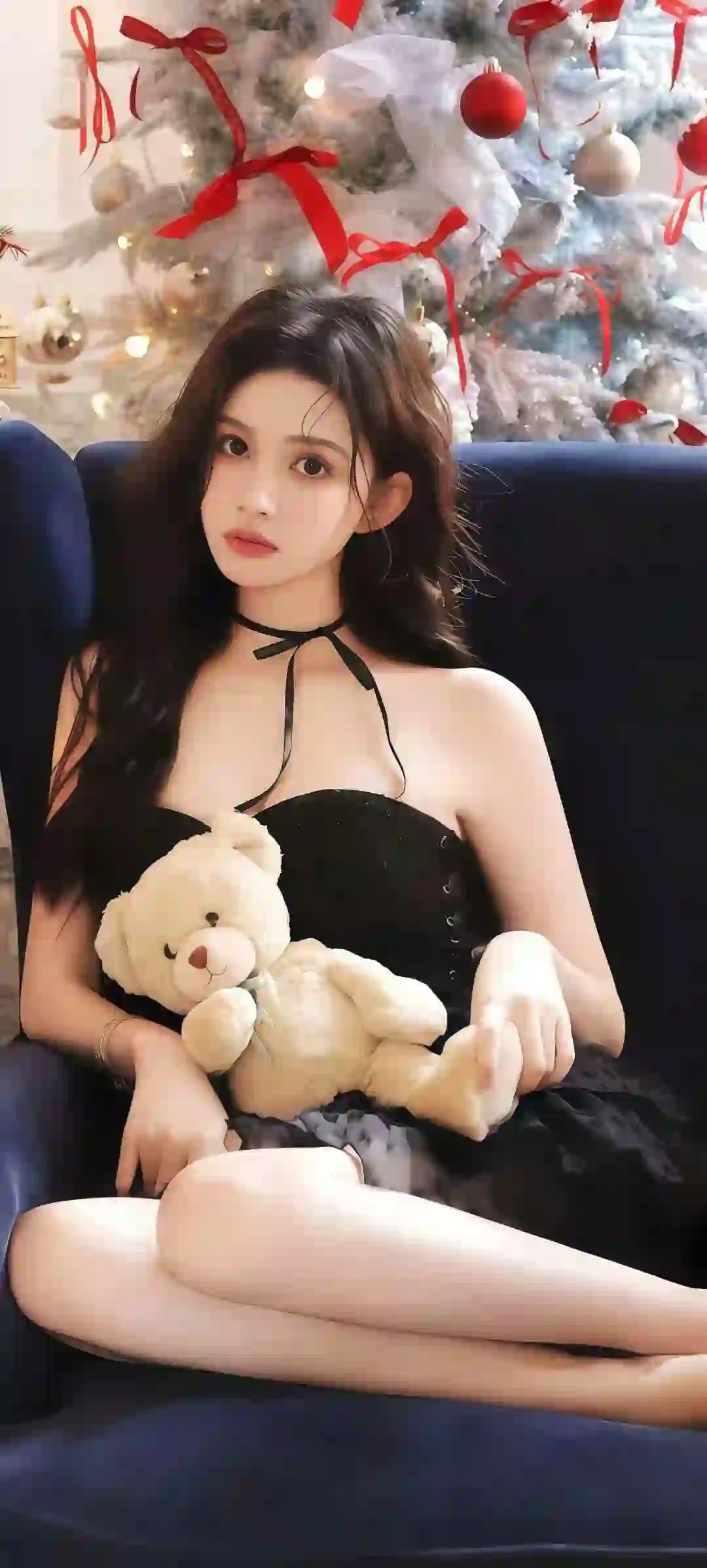 怀抱小熊的长发美女 长腿美女 抹胸穿搭